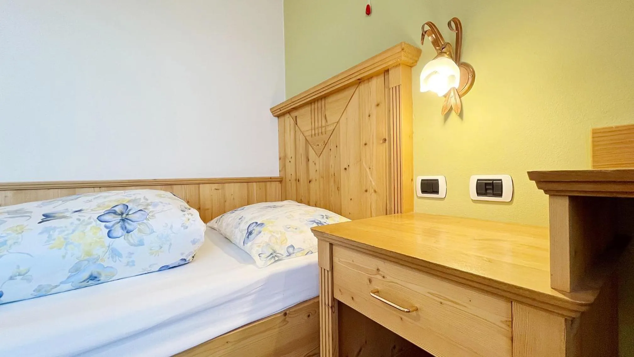 Photo of the whole room, Bed in Gasthaus zum Weissen Kreuz