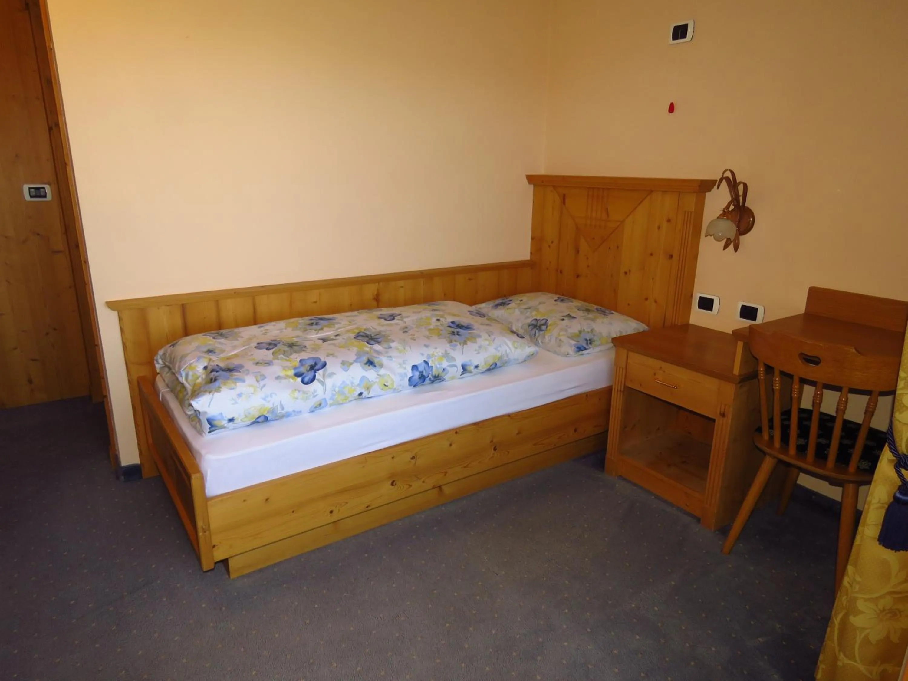 Photo of the whole room, Bed in Gasthaus zum Weissen Kreuz