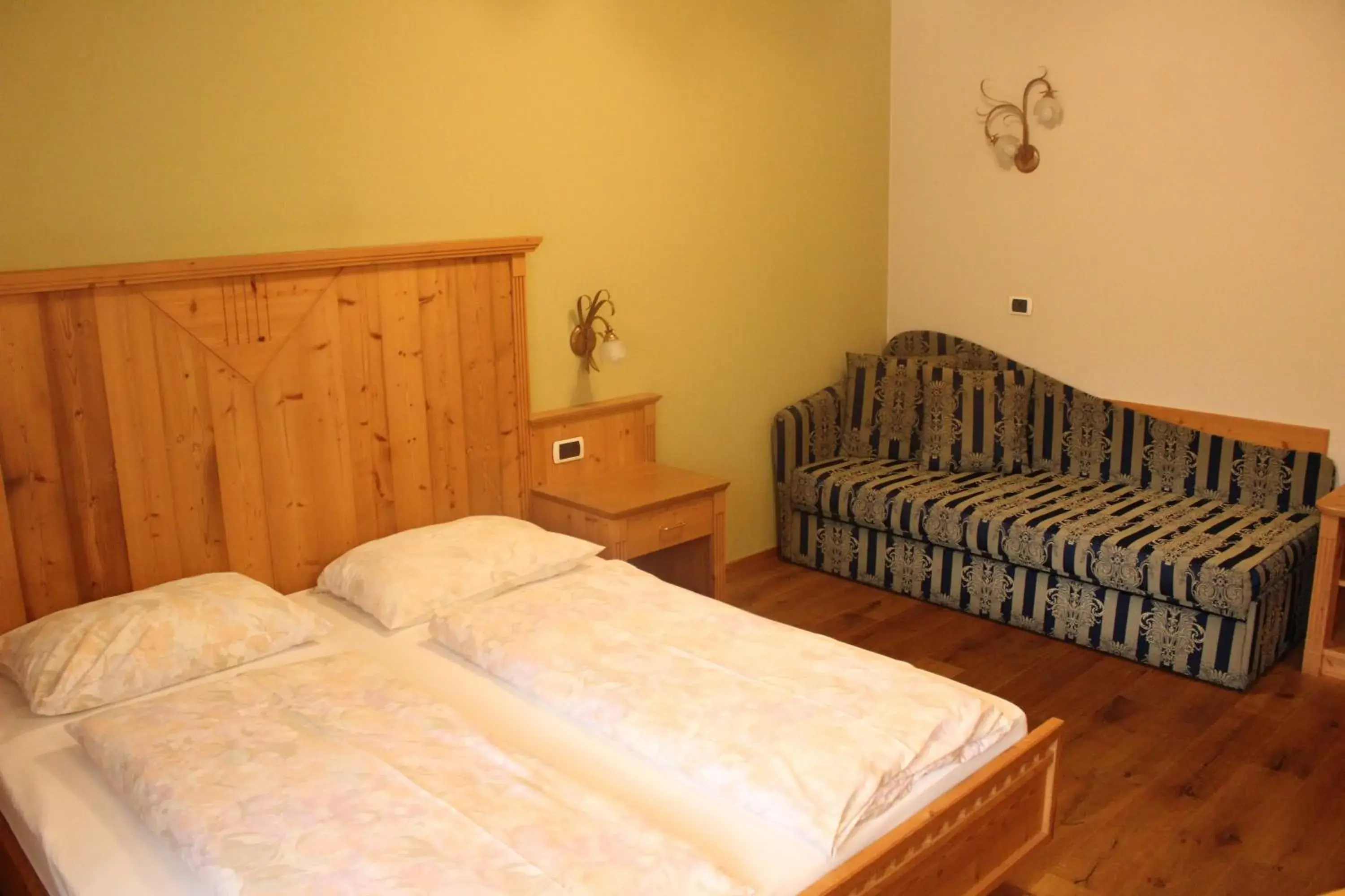 Double Room without Balcony - single occupancy in Gasthaus zum Weissen Kreuz Double Room without Balcony - single occupancy in Gasthaus zum Weissen Kreuz