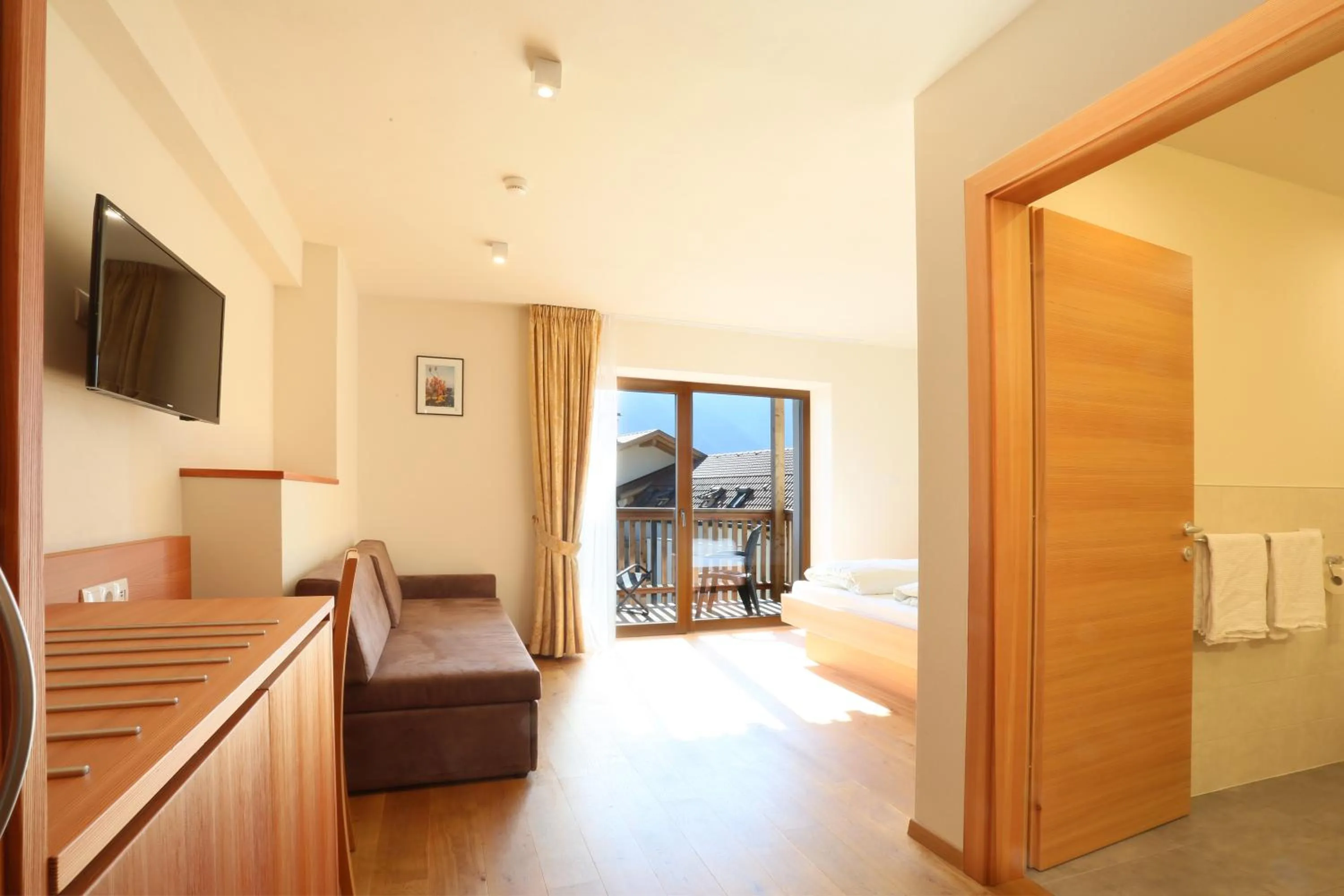 Photo of the whole room, Bed in Gasthaus zum Weissen Kreuz