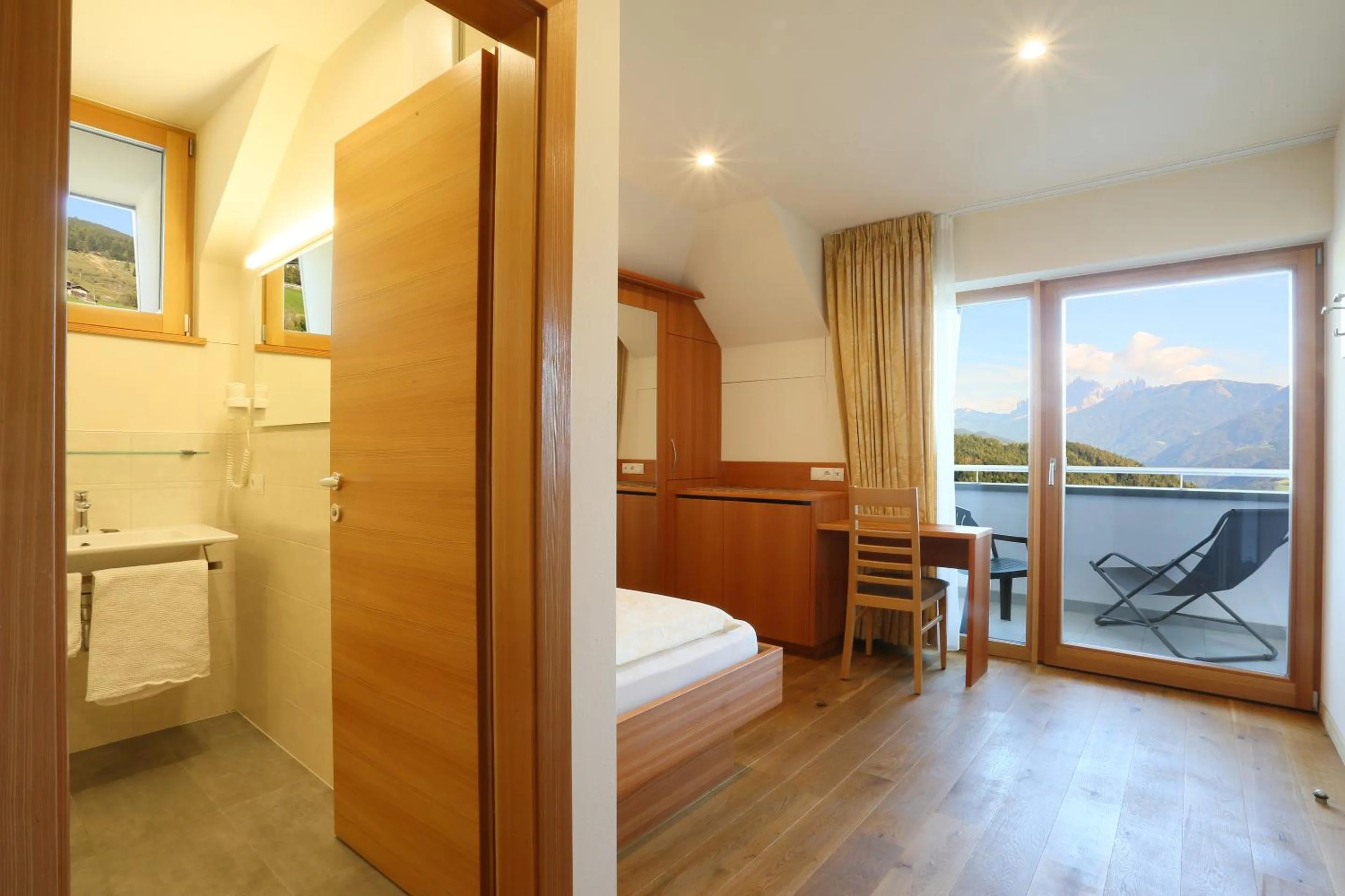 Bedroom, Bed in Gasthaus zum Weissen Kreuz