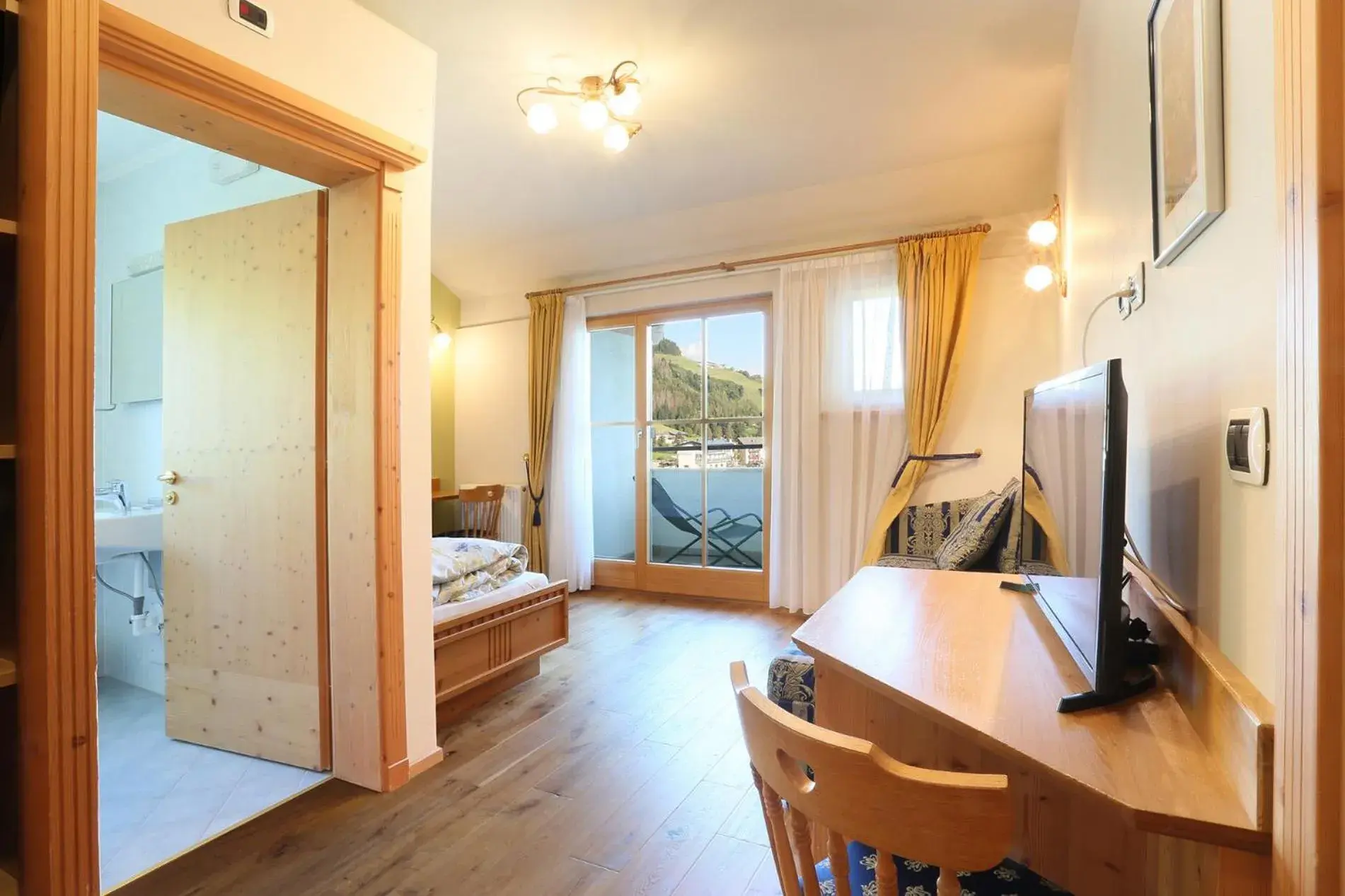 Single Room with Balcony in Gasthaus zum Weissen Kreuz Single Room with Balcony in Gasthaus zum Weissen Kreuz