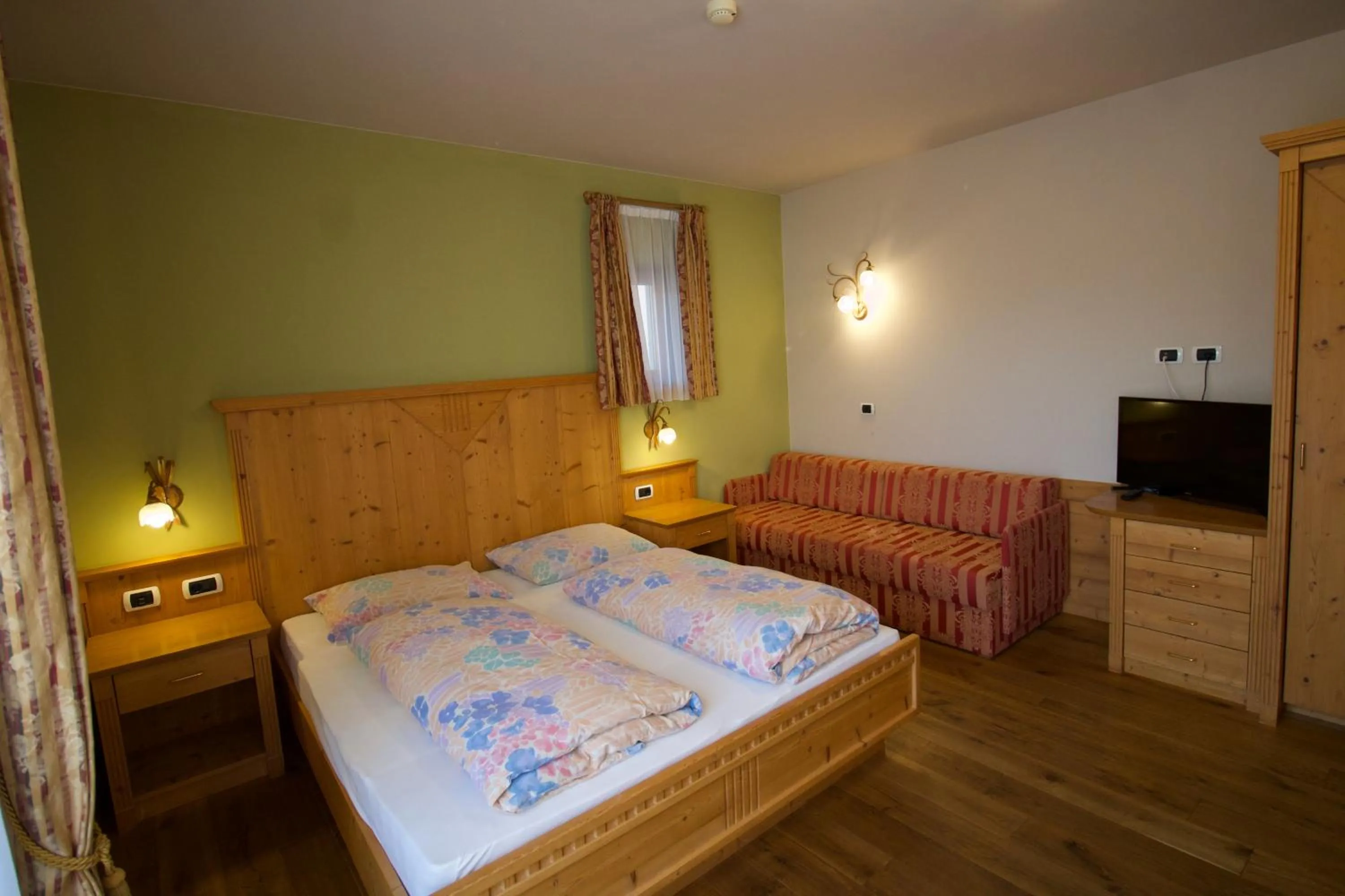 Photo of the whole room, Bed in Gasthaus zum Weissen Kreuz