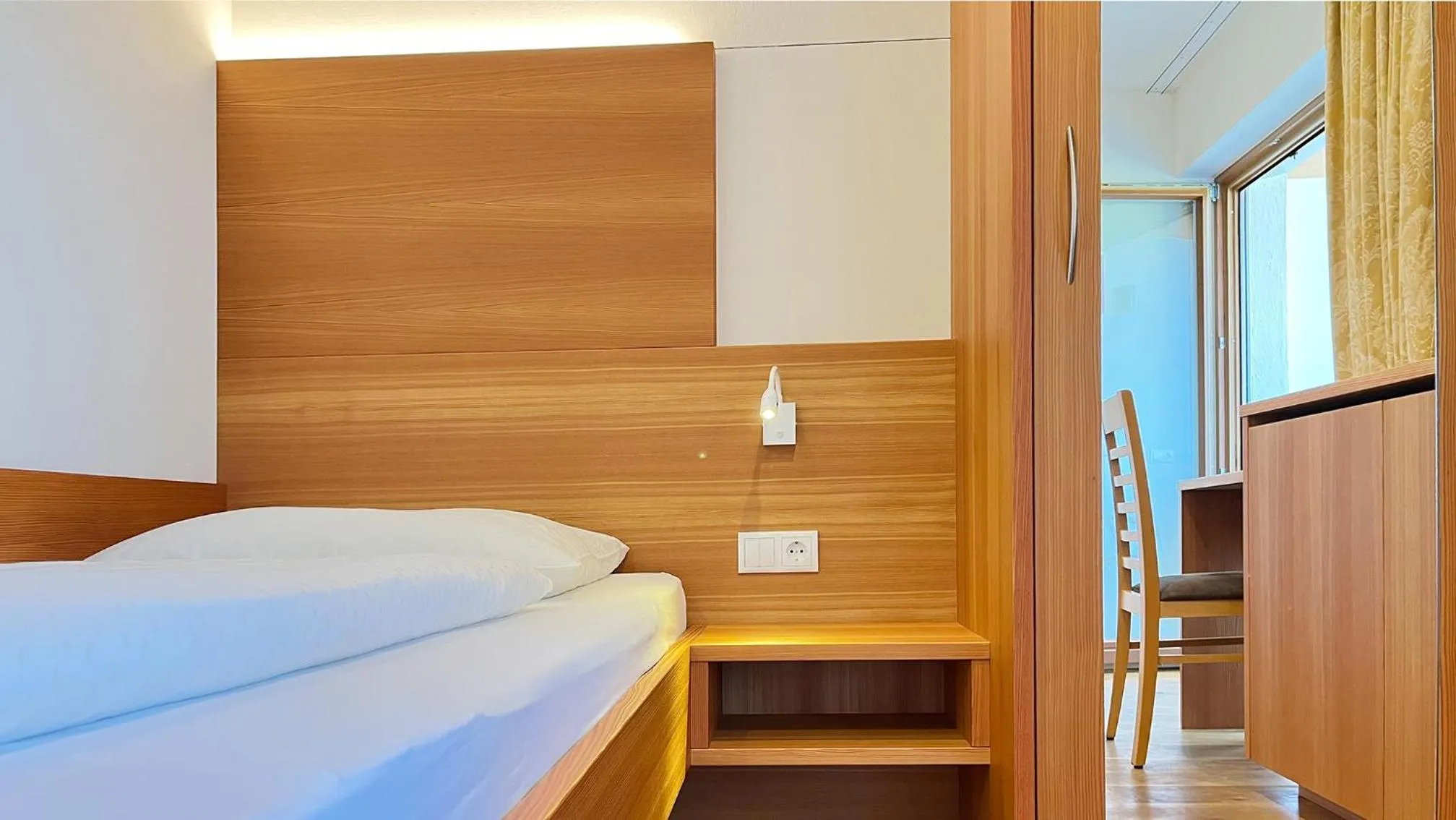 Photo of the whole room, Bed in Gasthaus zum Weissen Kreuz