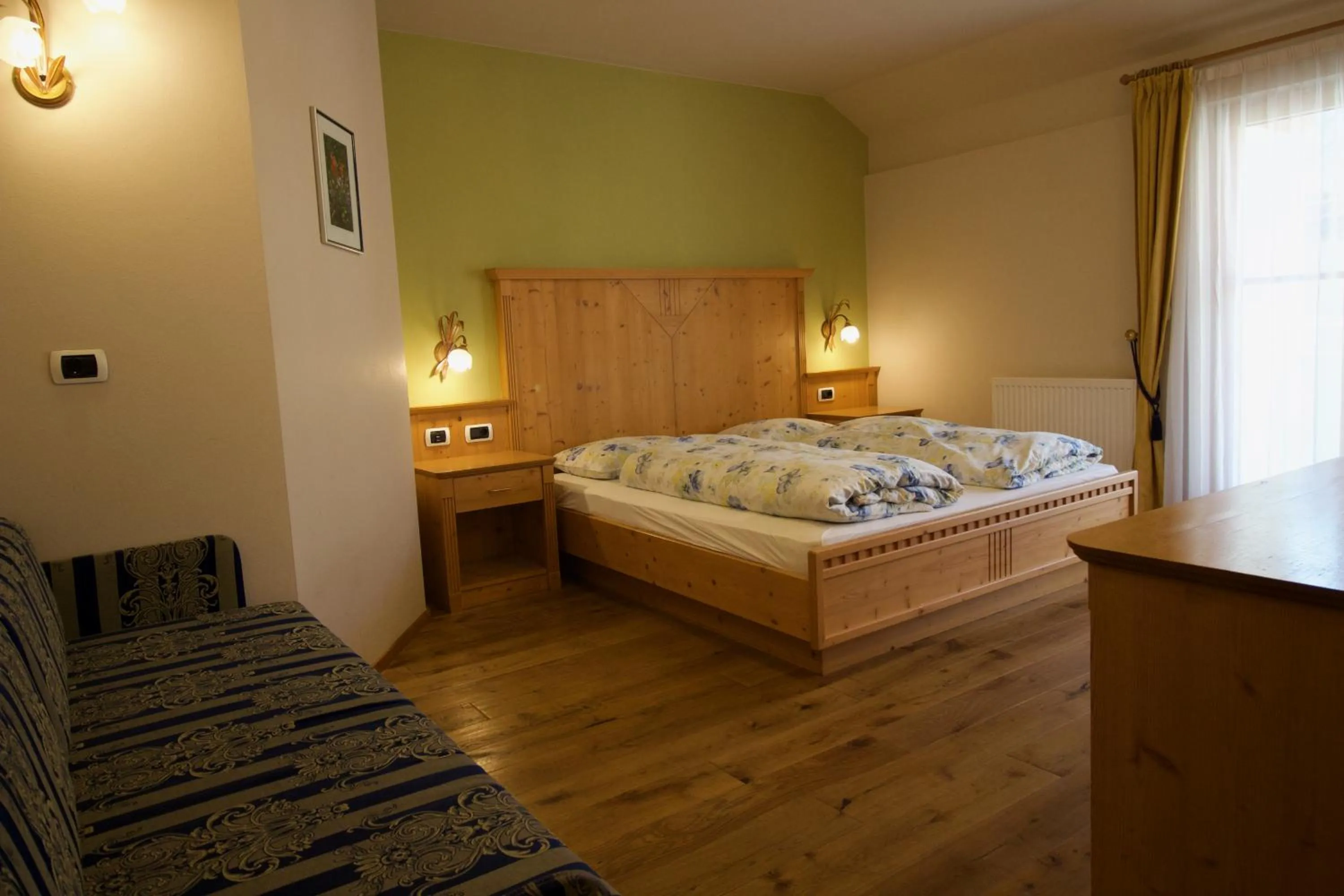 Photo of the whole room, Bed in Gasthaus zum Weissen Kreuz