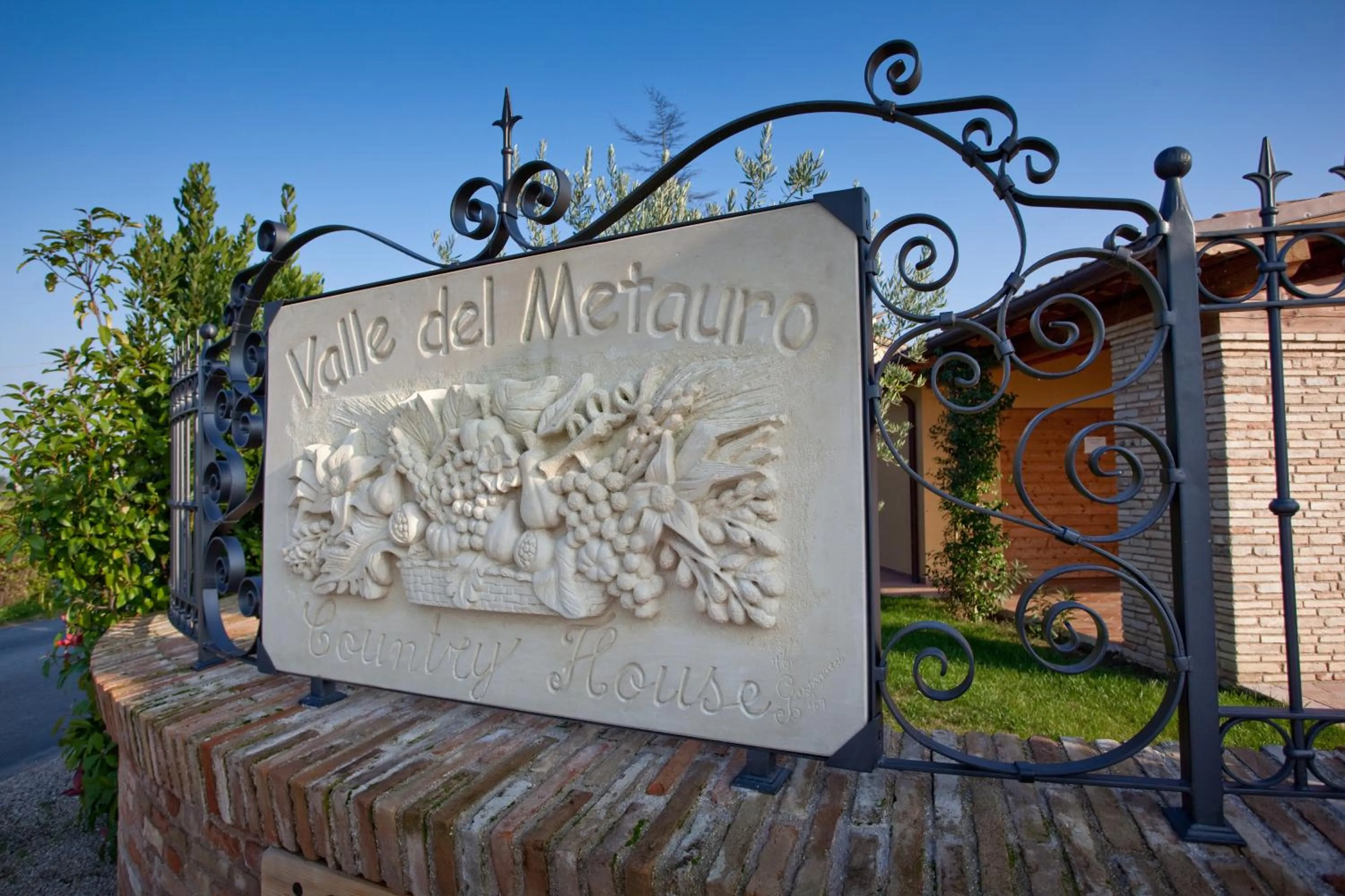 Facade/entrance in Valle del Metauro Country House