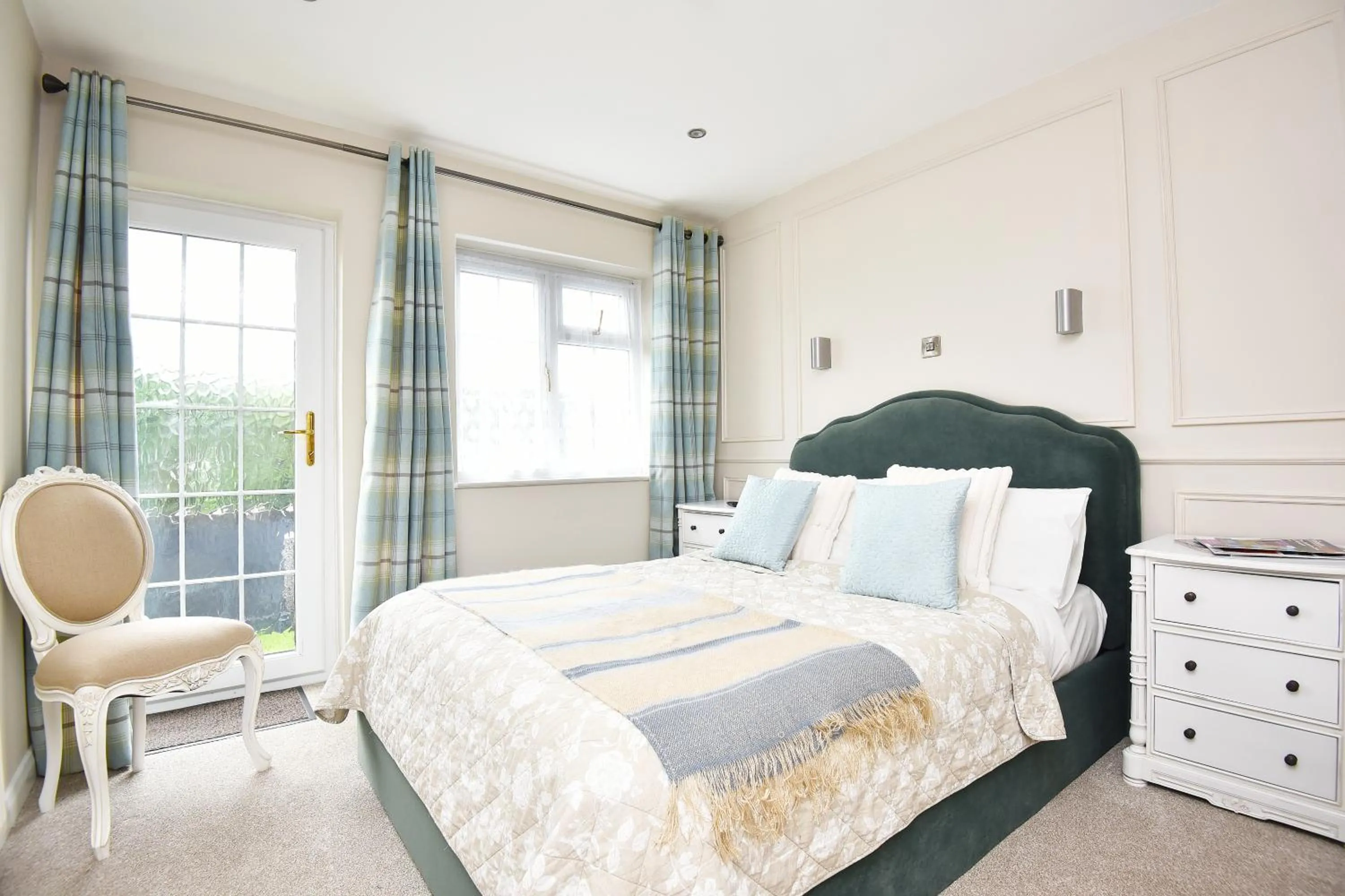 Bedroom, Bed in Chequers Inn