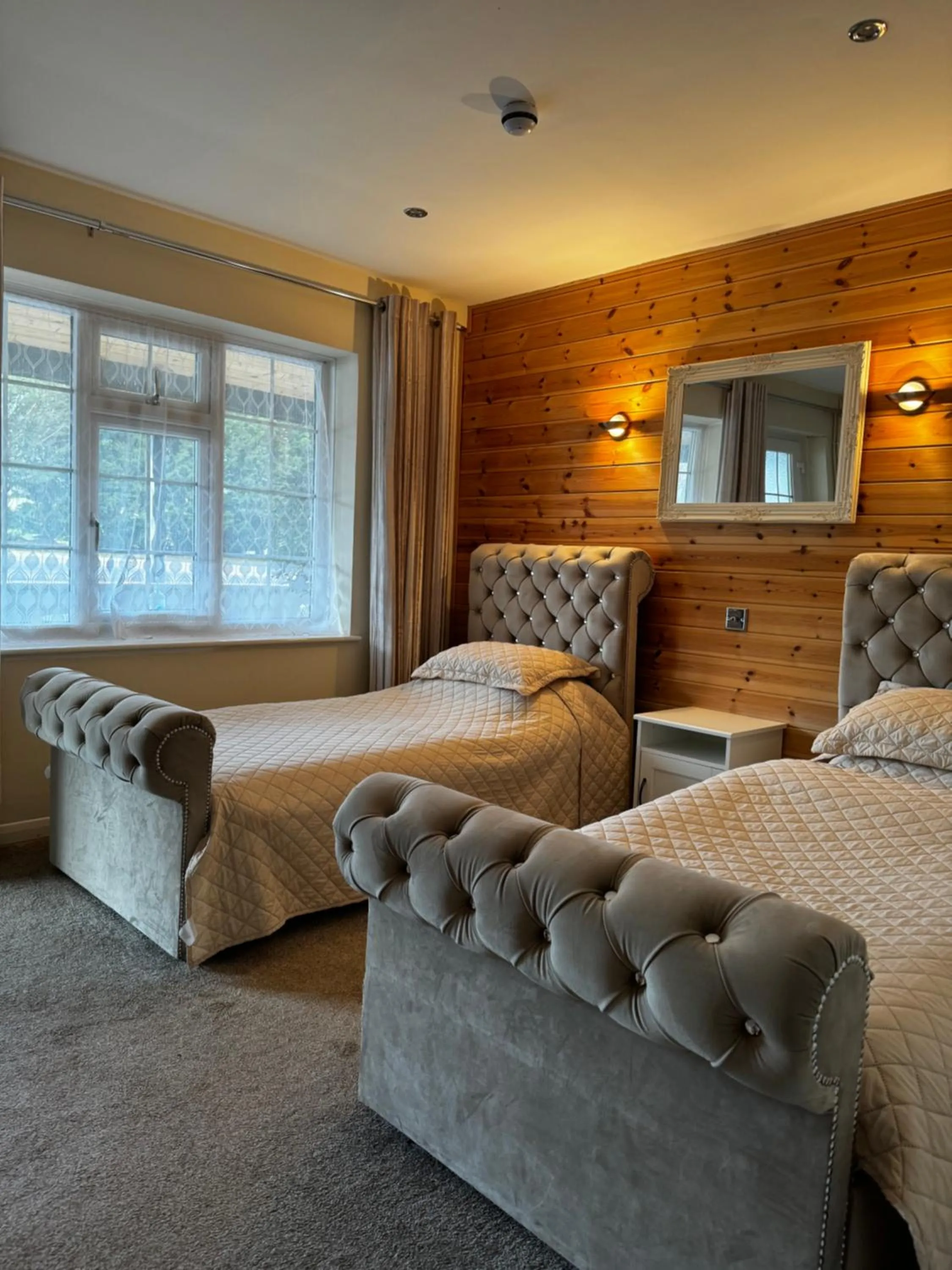 Bedroom, Bed in Chequers Inn