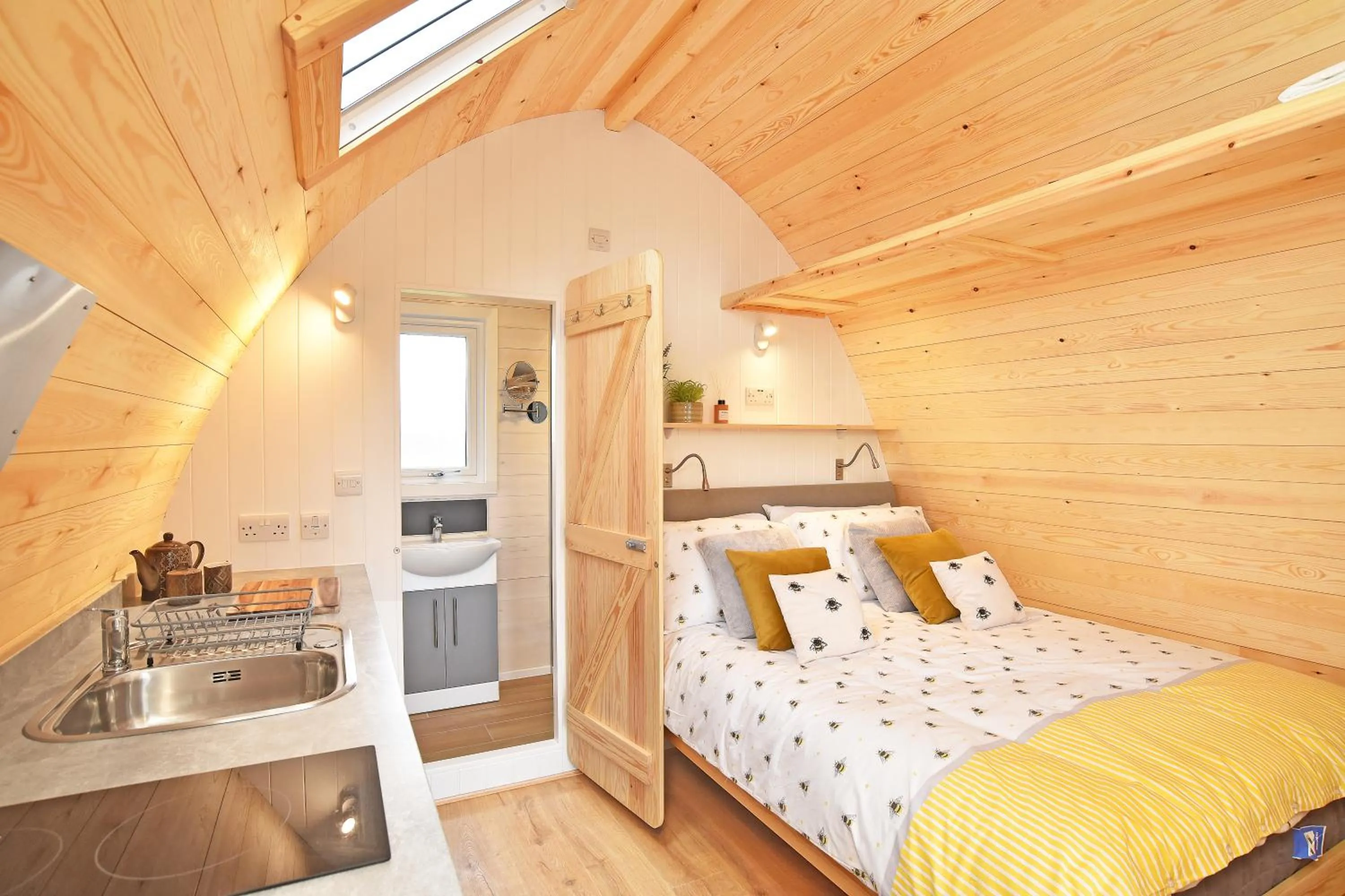 Bedroom, Bed in Chequers Inn