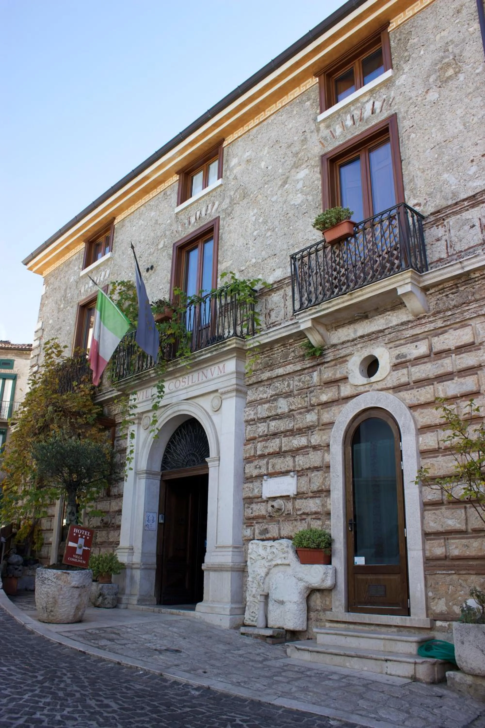 Facade/entrance in Villa Cosilinum