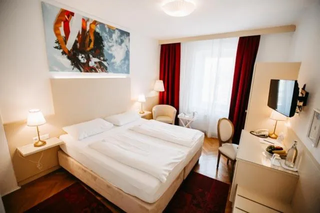Photo of the whole room, Bed in Boutique Hotel Goldenes Lamm Villach