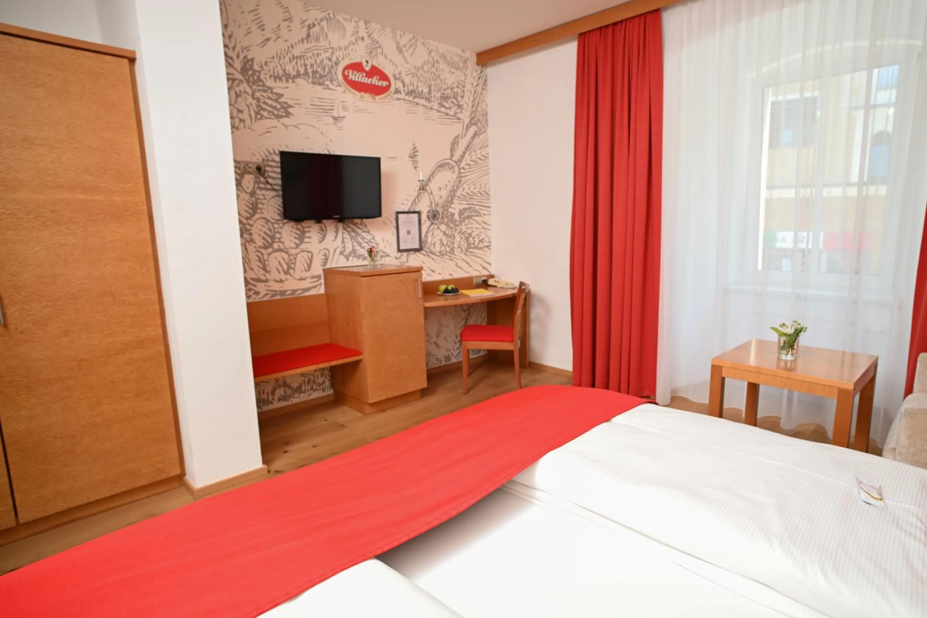 Photo of the whole room, Bed in Boutique Hotel Goldenes Lamm Villach