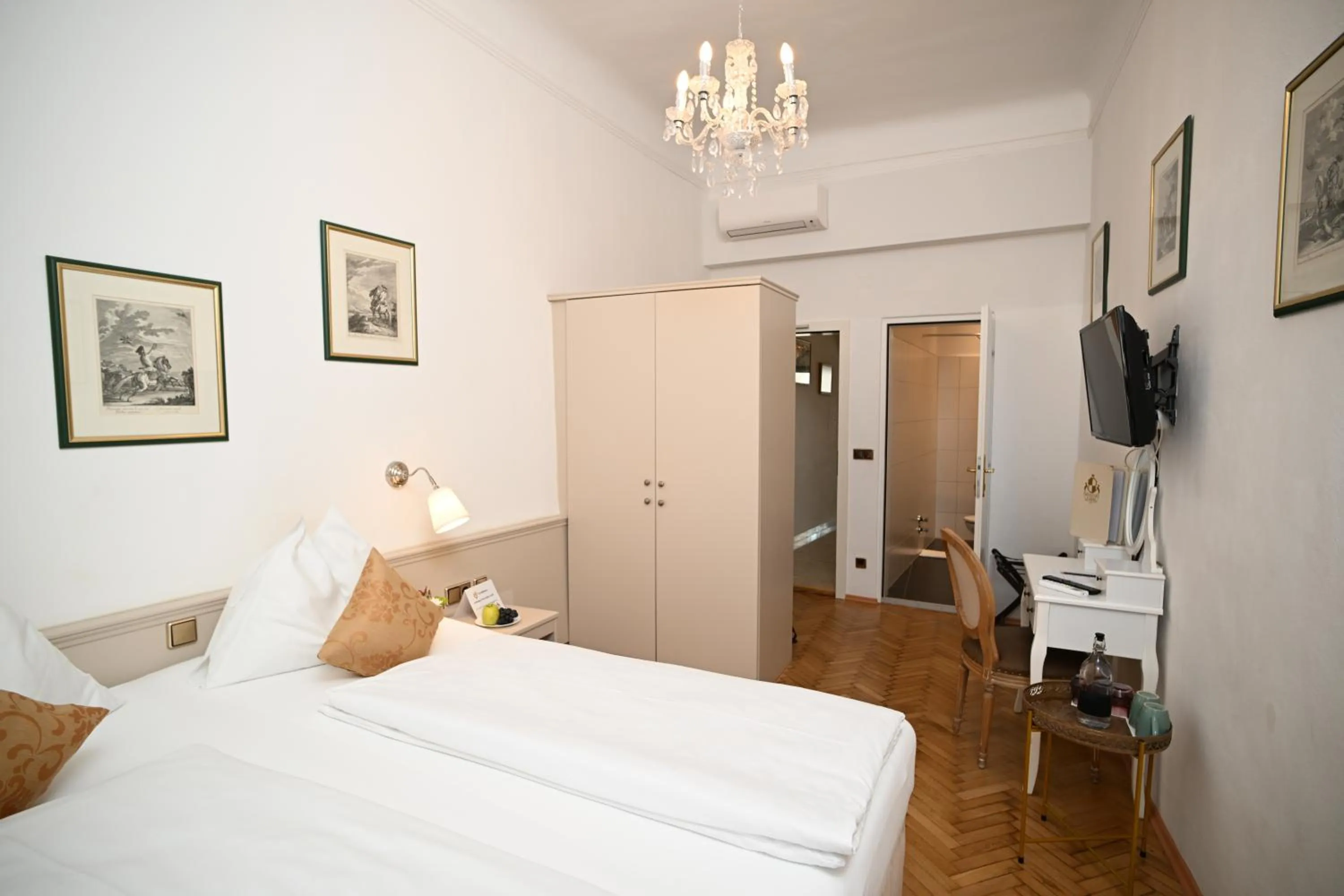 Photo of the whole room, Bed in Boutique Hotel Goldenes Lamm Villach