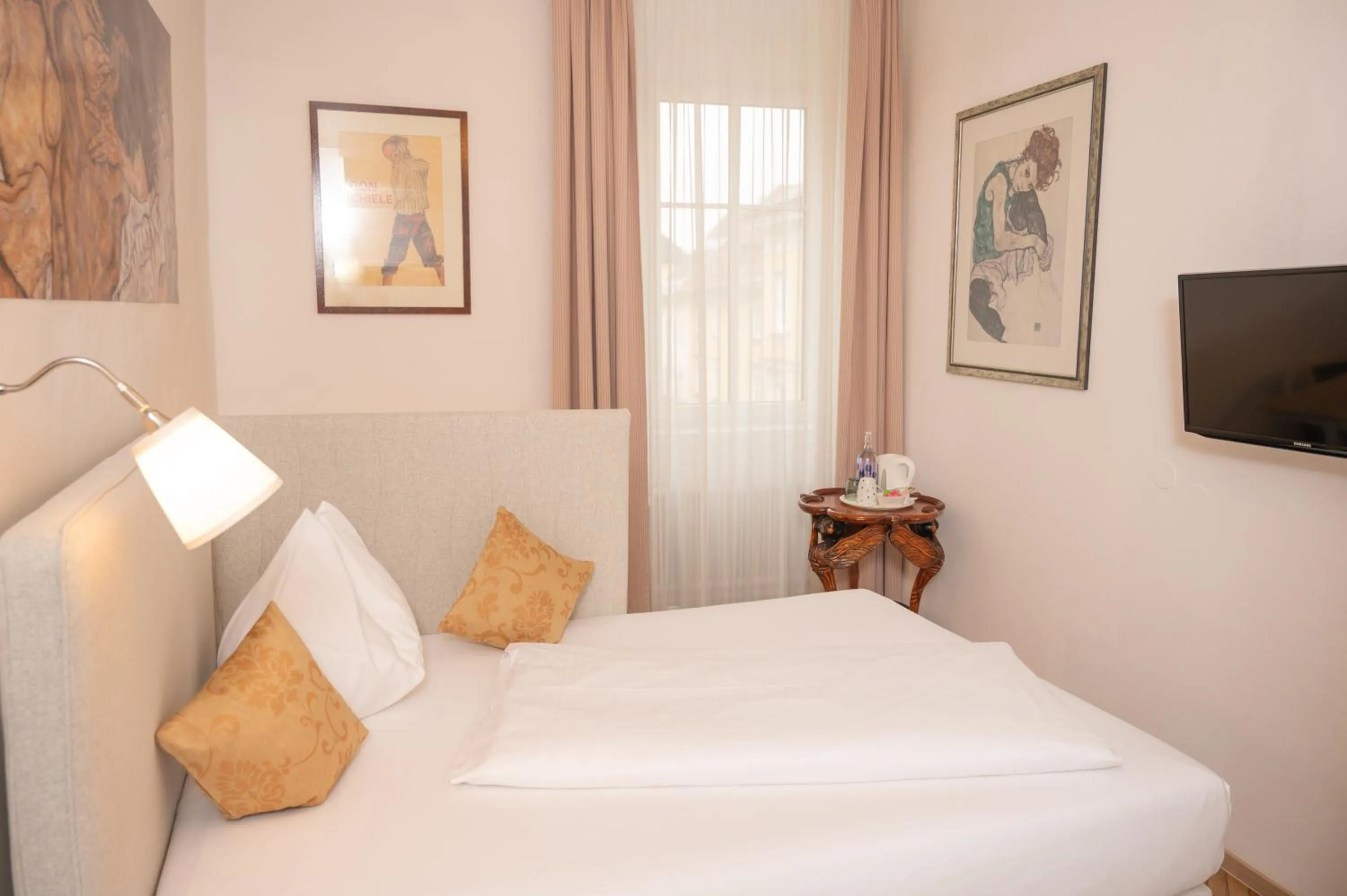 Photo of the whole room, Bed in Boutique Hotel Goldenes Lamm Villach