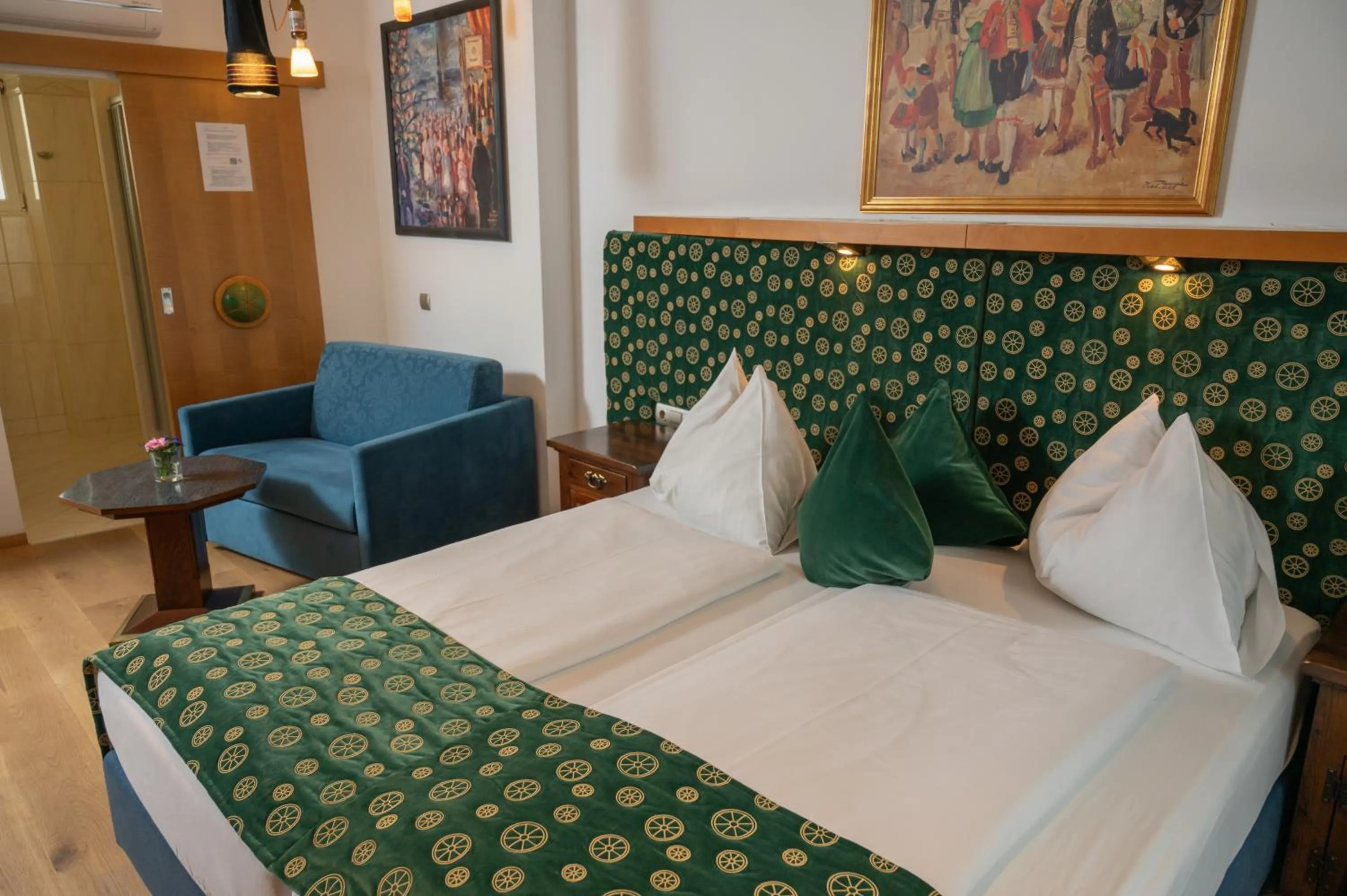 Photo of the whole room, Bed in Boutique Hotel Goldenes Lamm Villach