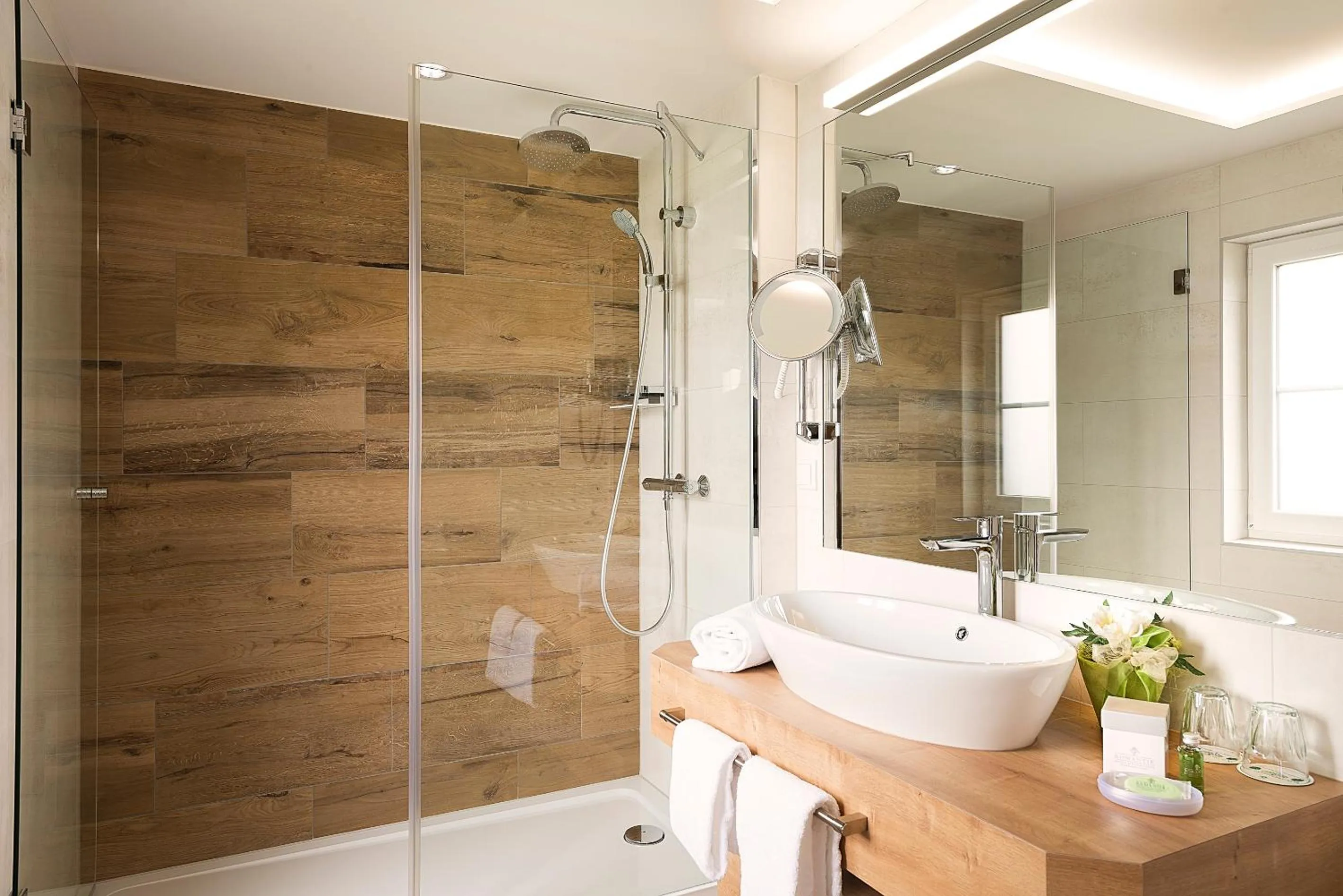 Shower in Romantik Hotel Die Gersberg Alm mit Panoramablick auf Salzburg