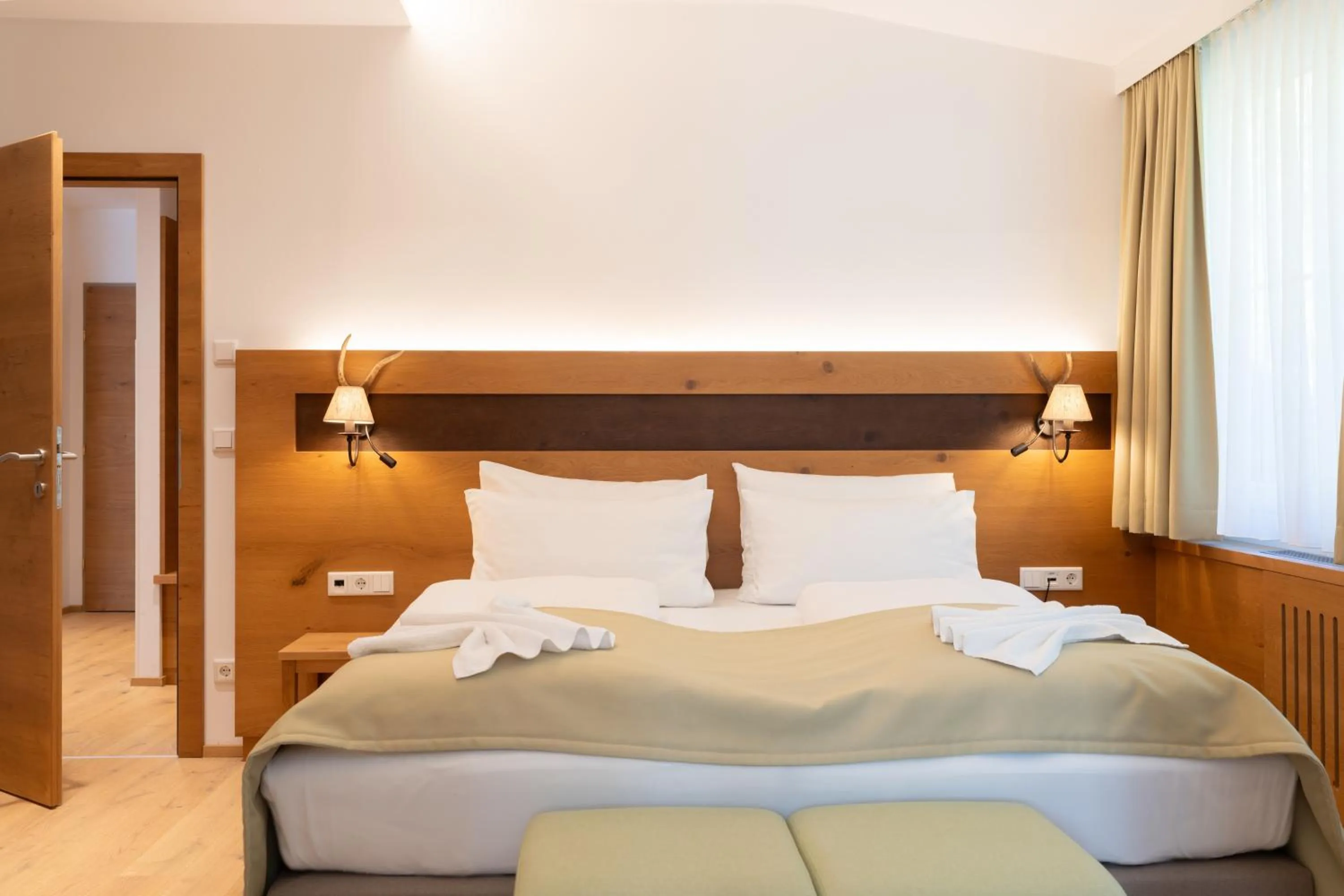 Photo of the whole room, Bed in Romantik Hotel Die Gersberg Alm mit Panoramablick auf Salzburg