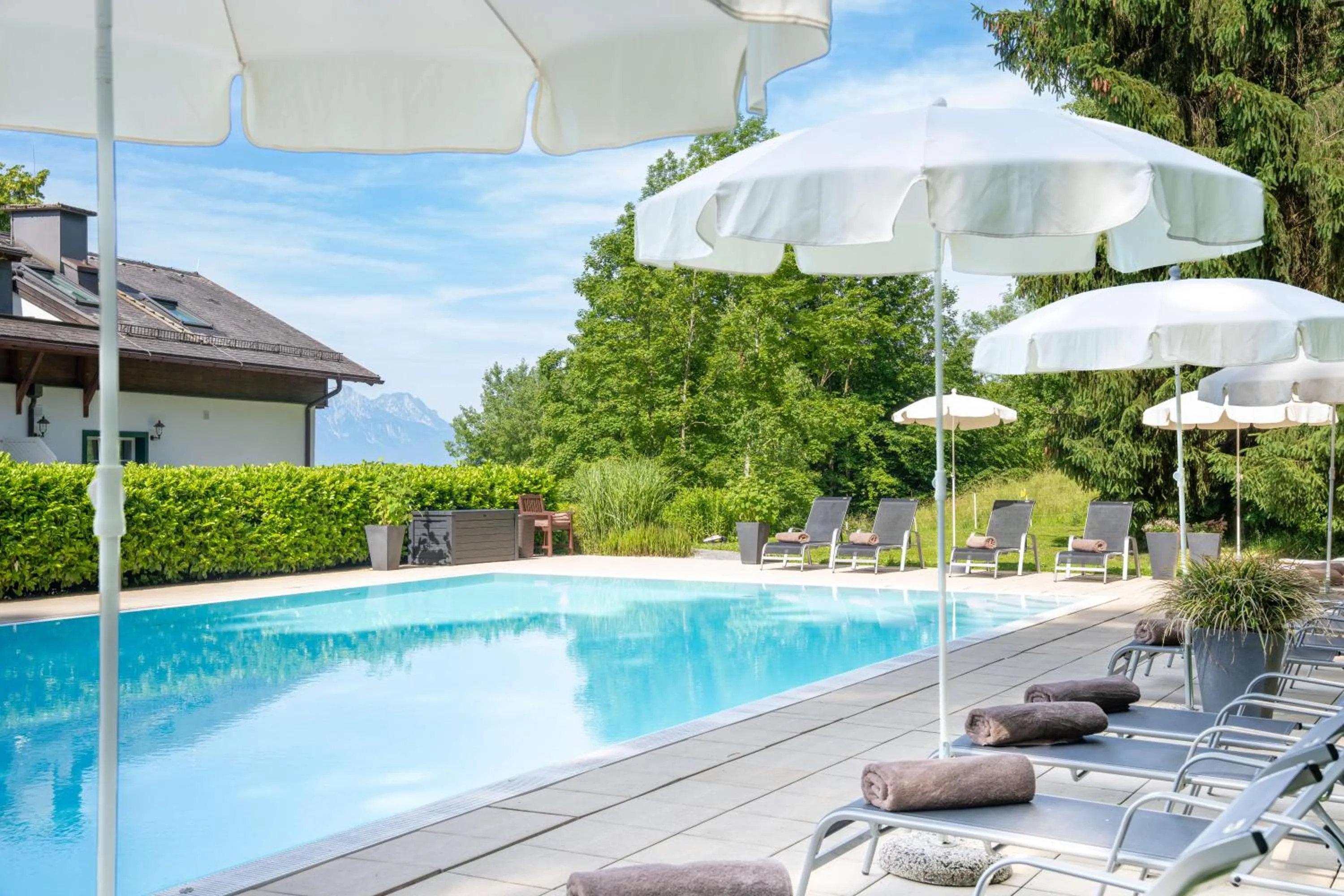 Summer in Romantik Hotel Die Gersberg Alm mit Panoramablick auf Salzburg