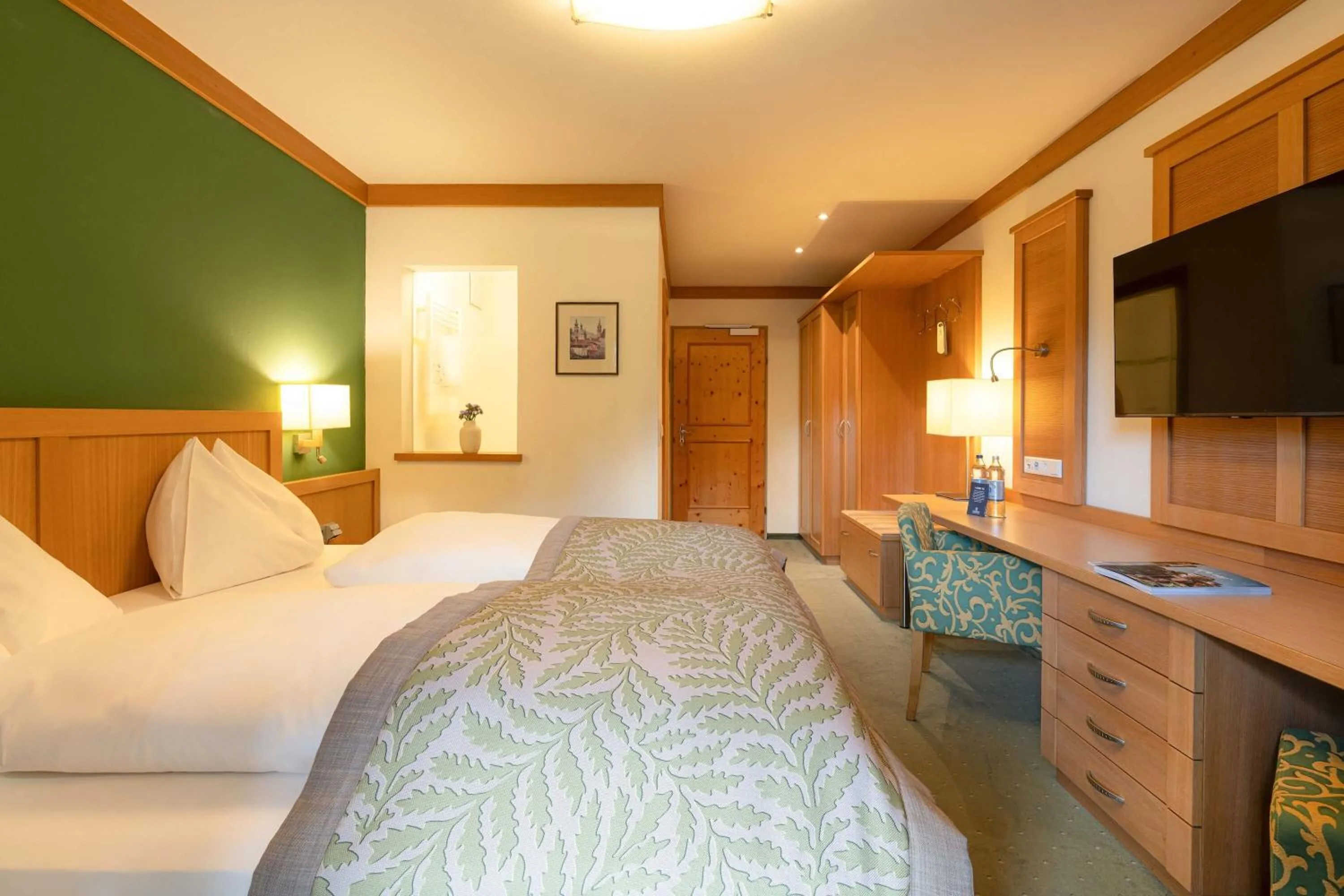 Photo of the whole room, Bed in Romantik Hotel Die Gersberg Alm mit Panoramablick auf Salzburg