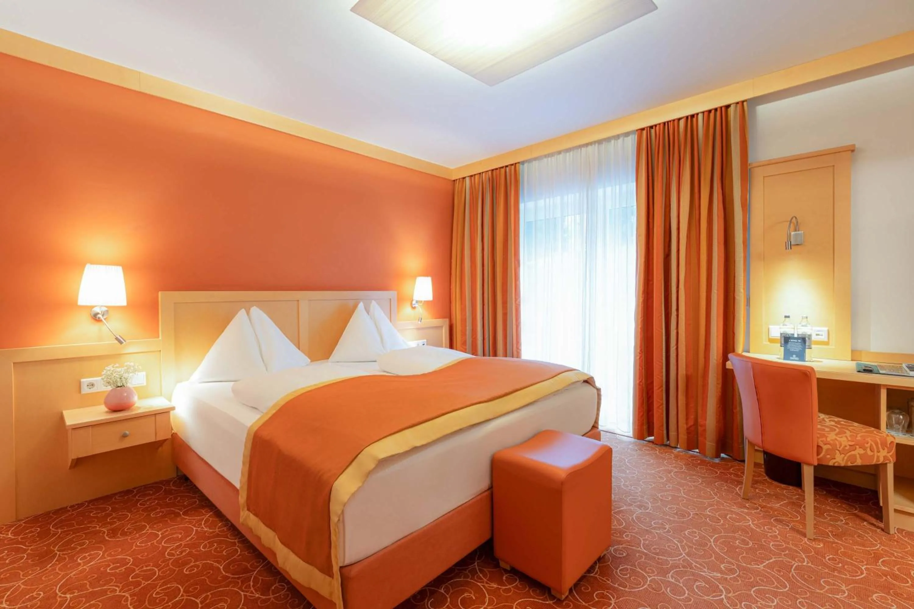 Bed in Romantik Hotel Die Gersberg Alm mit Panoramablick auf Salzburg