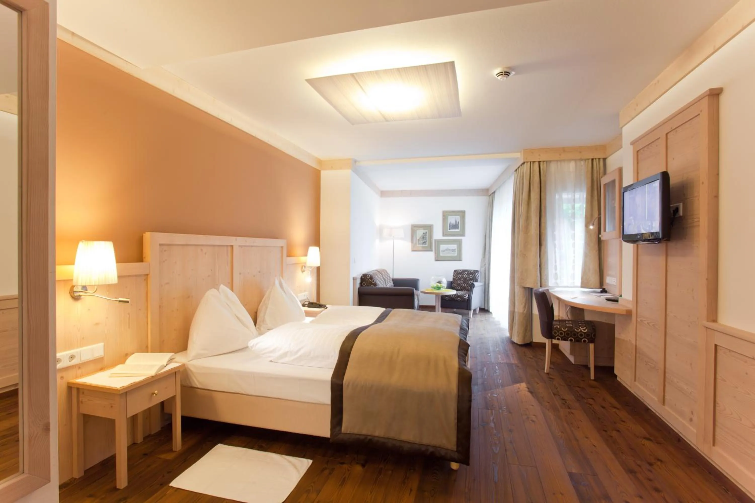 Photo of the whole room, Bed in Romantik Hotel Die Gersberg Alm mit Panoramablick auf Salzburg