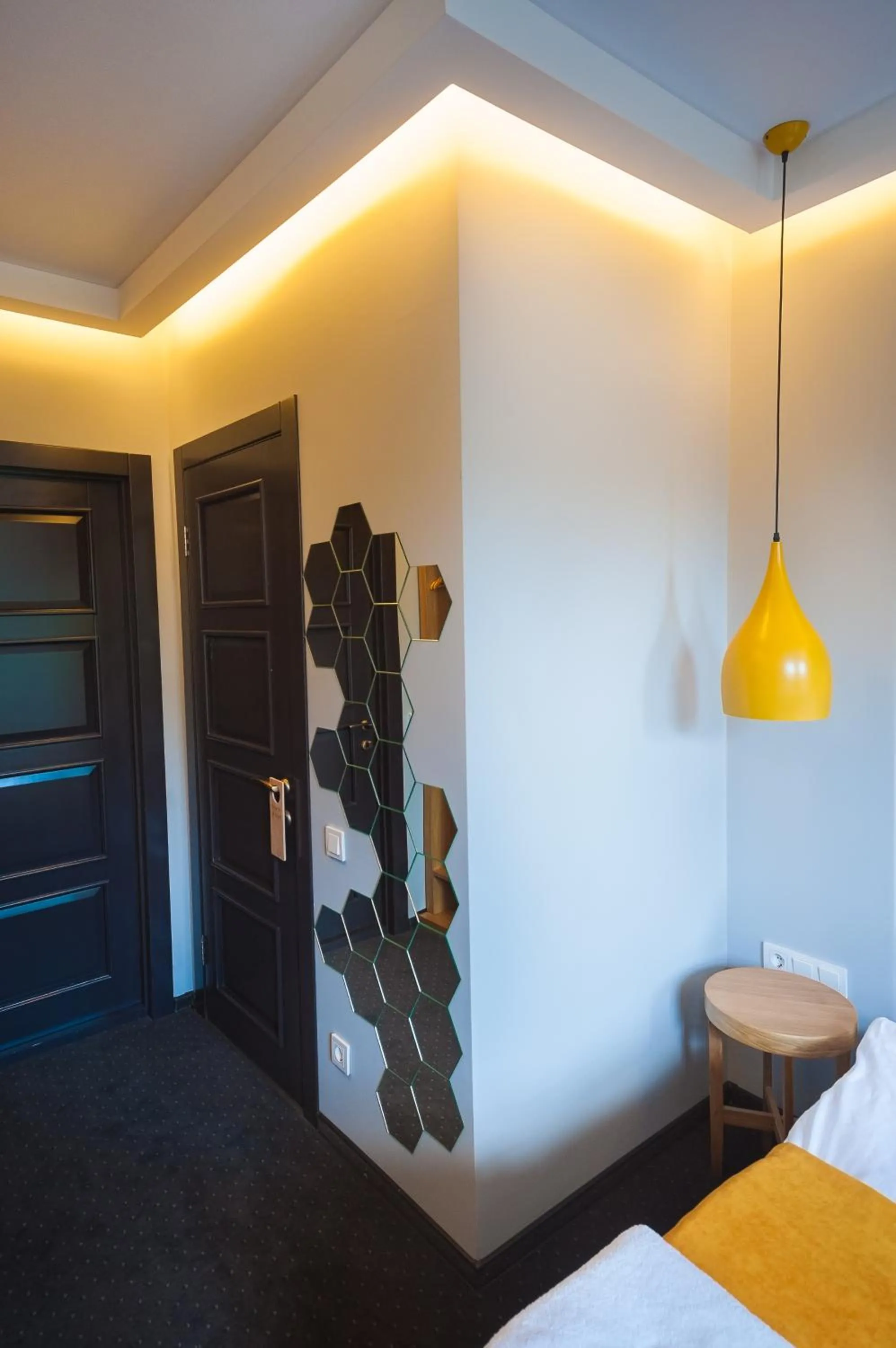 Bedroom, Bed in Beehive Hotel