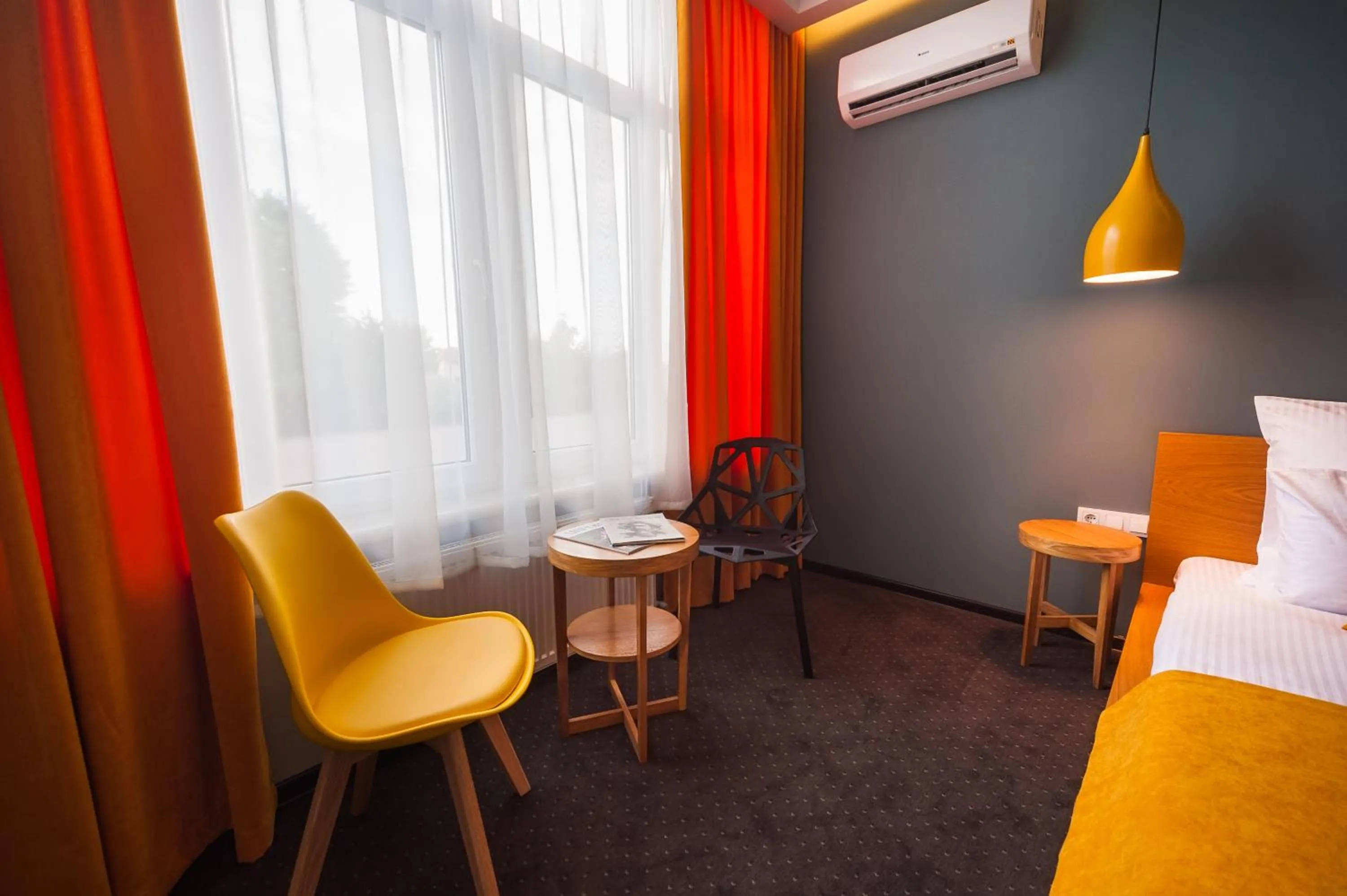 Living room, Bed in Beehive Hotel