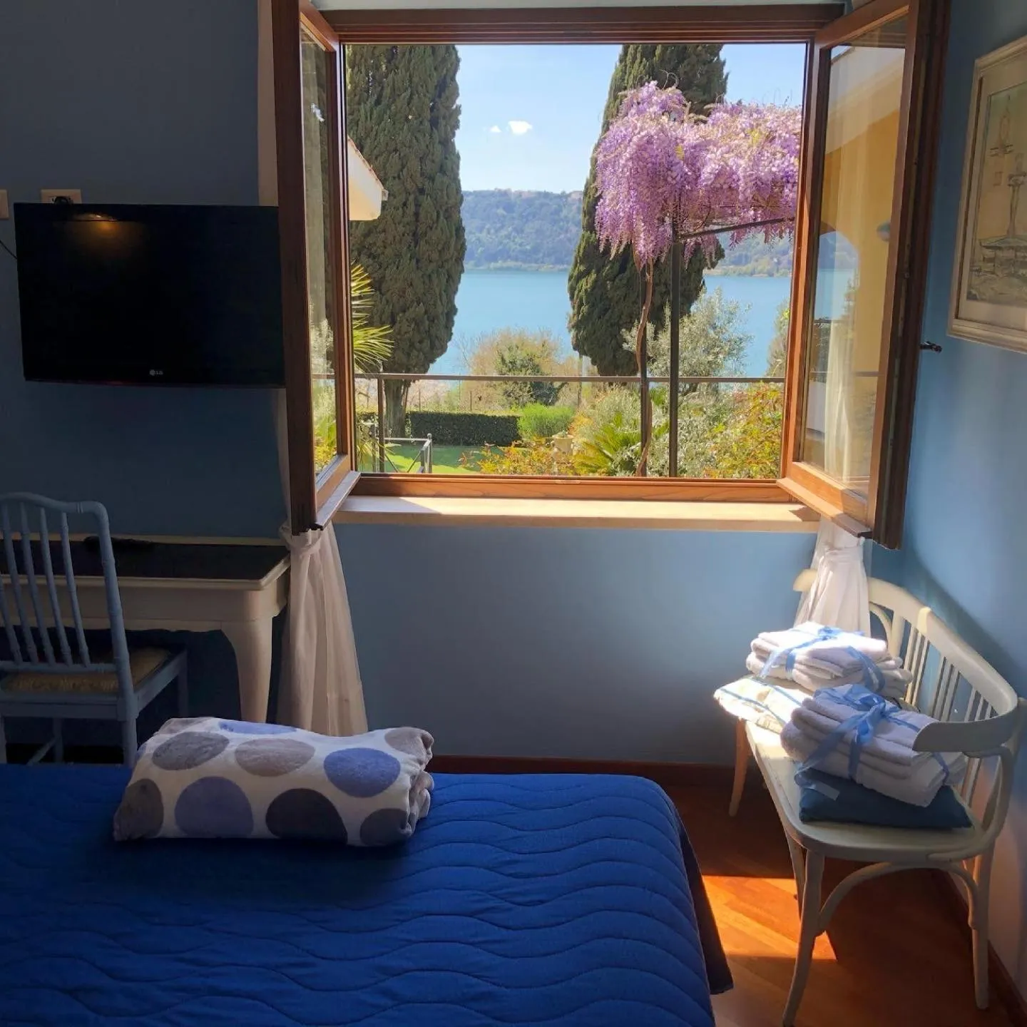 View (from property/room), Bed in Il Nido del Falco