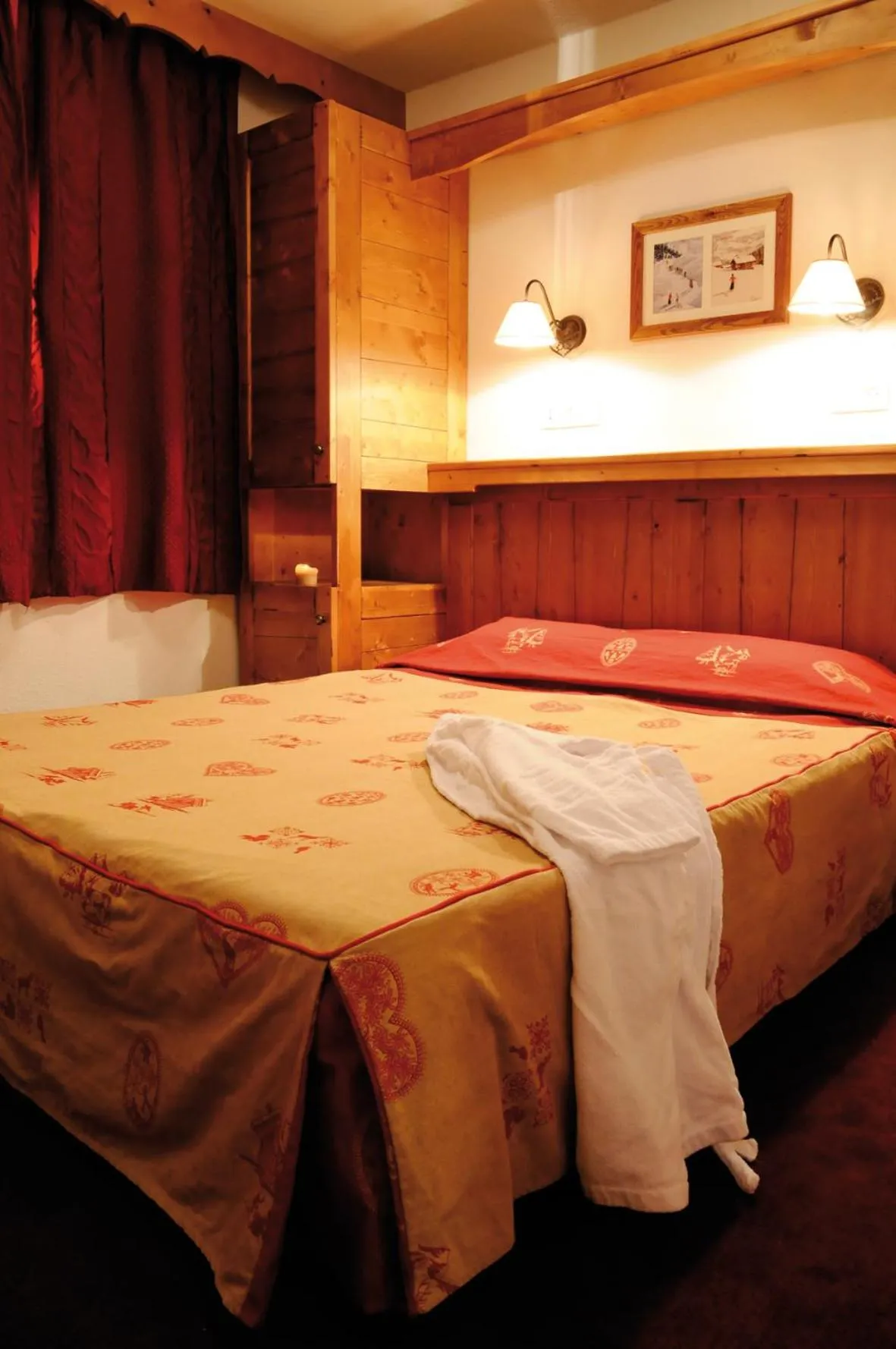 Bedroom, Bed in Lagrange Vacances Les Hauts de Comborcière