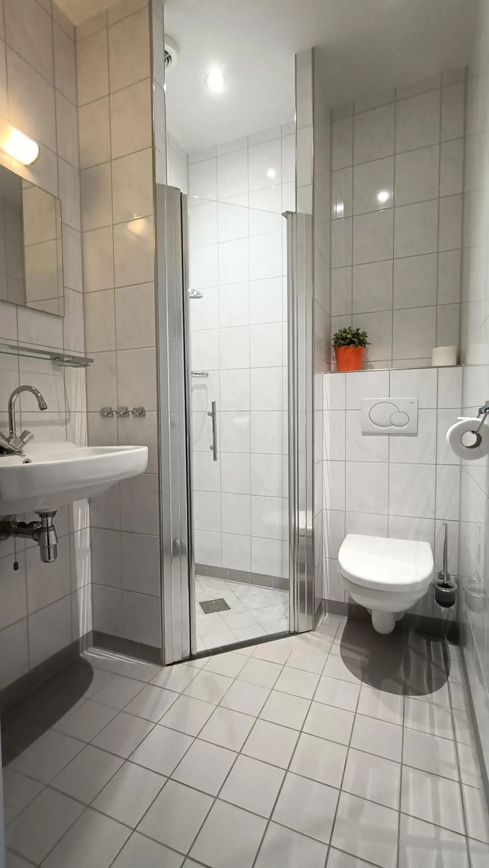 Shower in Hotel Rozenburg