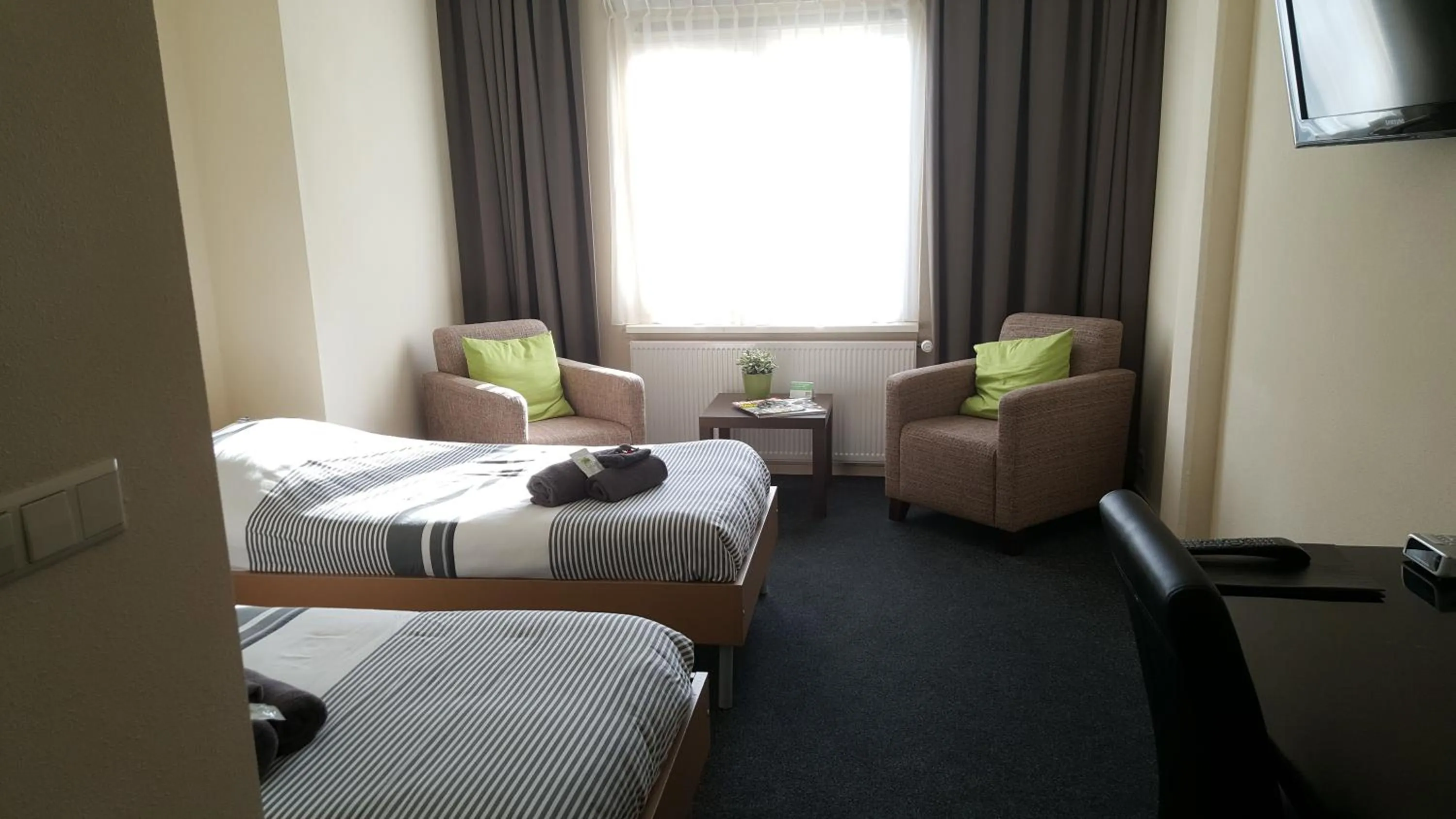 Shower, Bed in Hotel Rozenburg