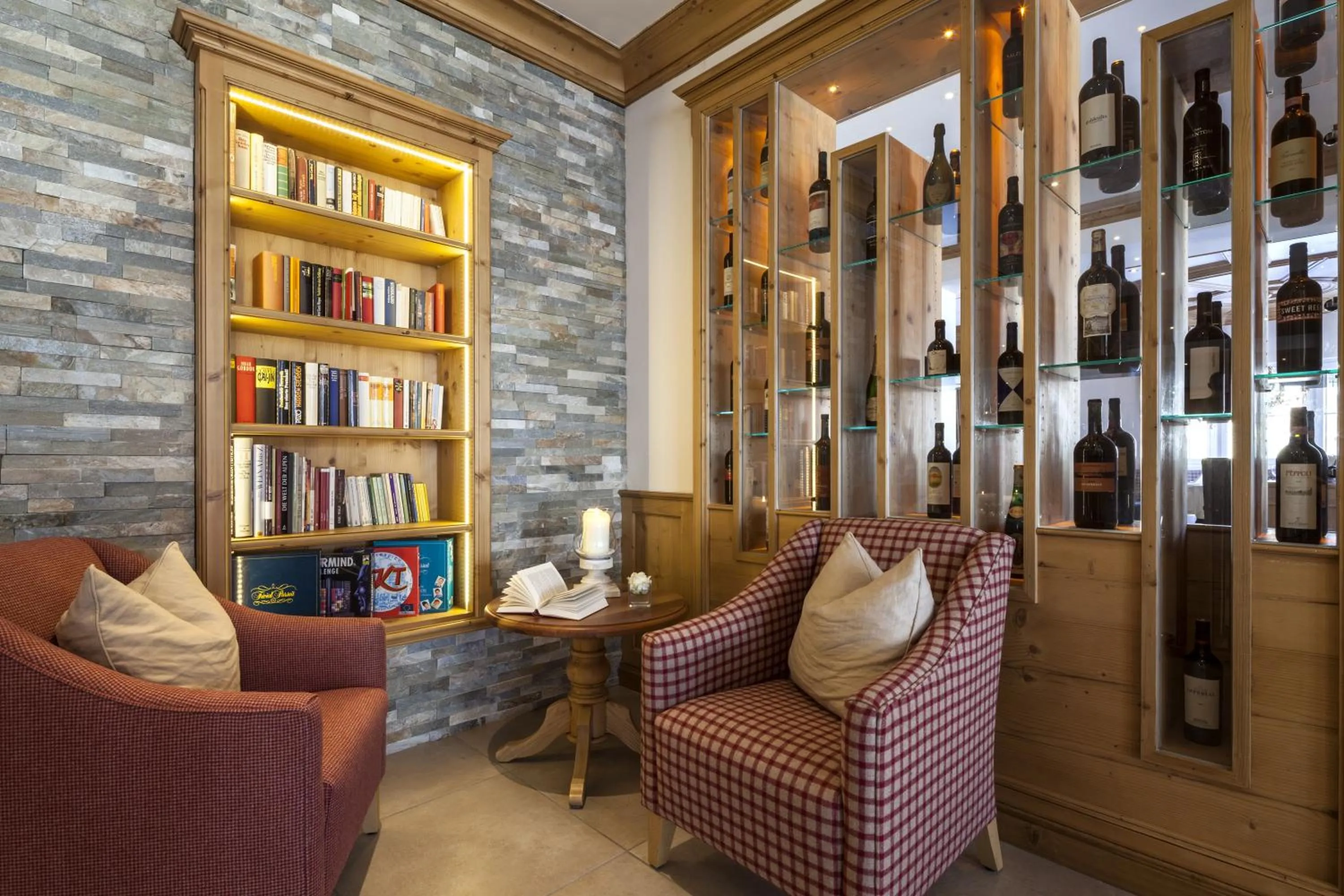 Library in Superior Hotel Panorama