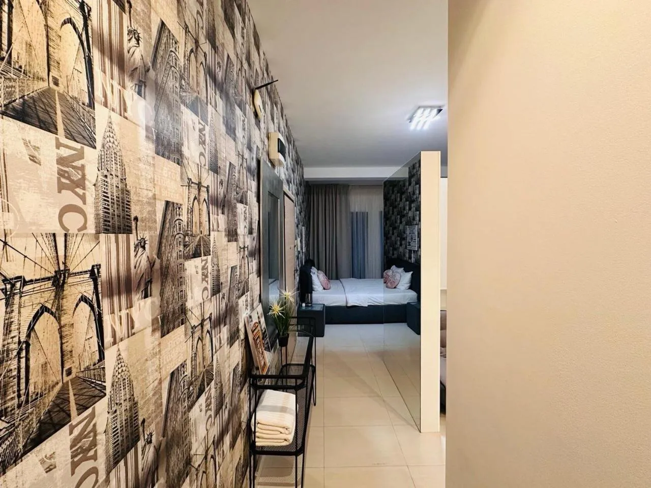 Photo of the whole room, Bed in Riviera Studios