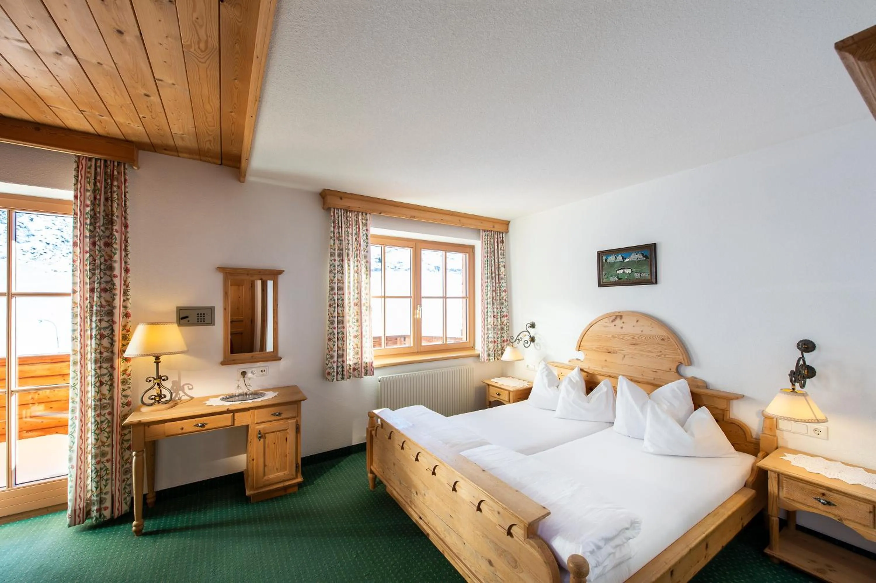 Photo of the whole room, Bed in Alpenromantik-Hotel Wirlerhof