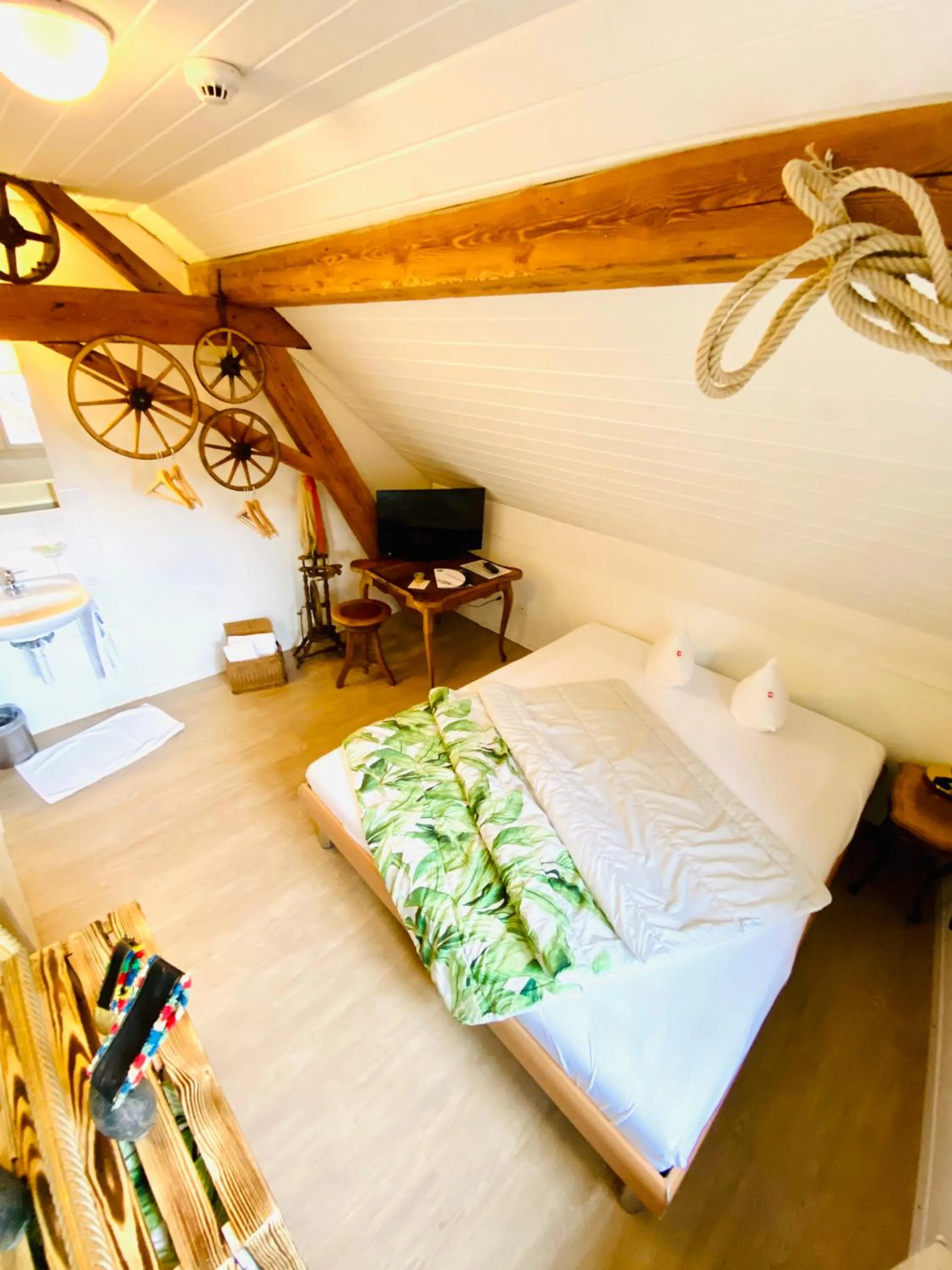 Bedroom, Bed in Gasthof Kreuz Egerkingen