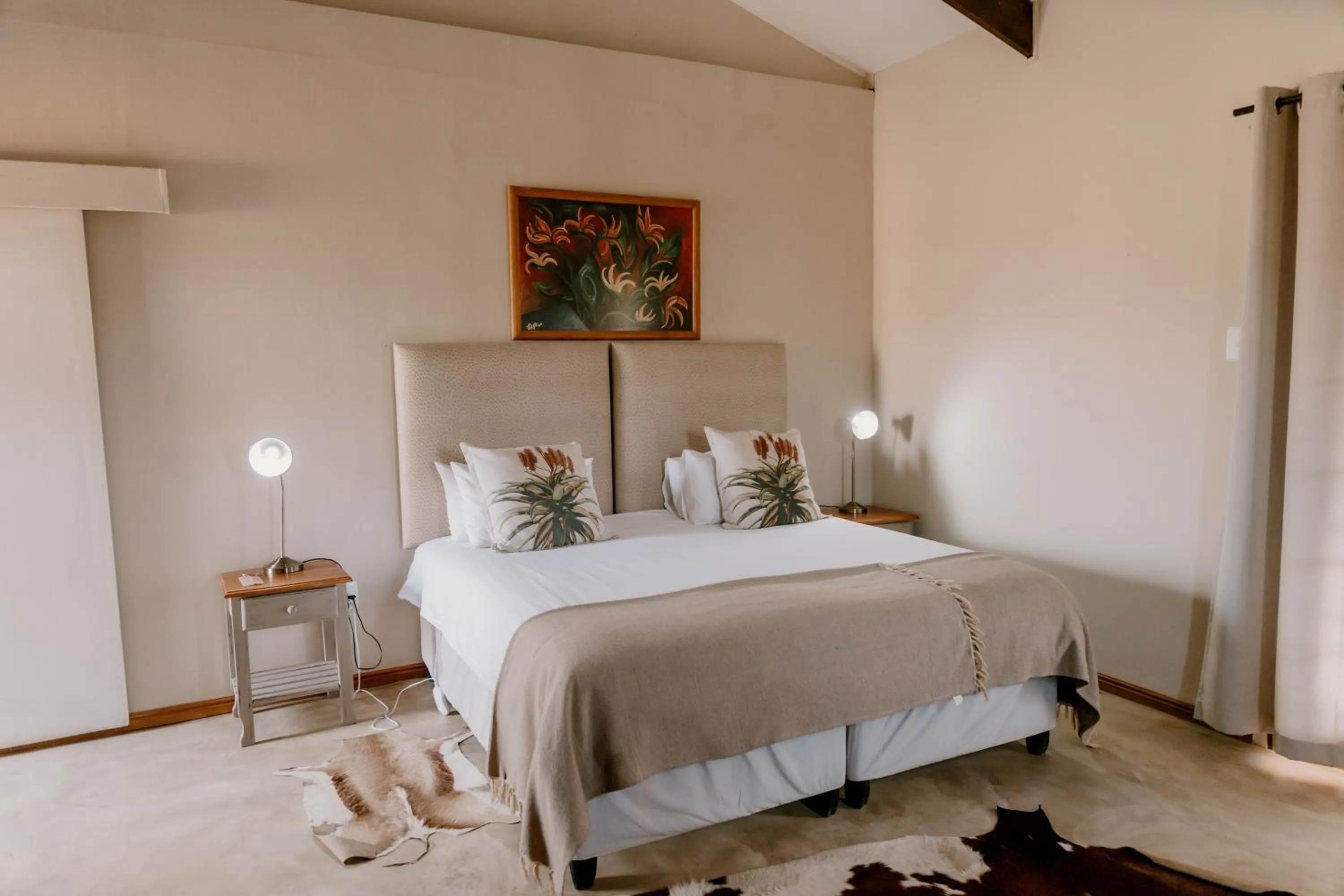 Bed in Chandelier Game Lodge