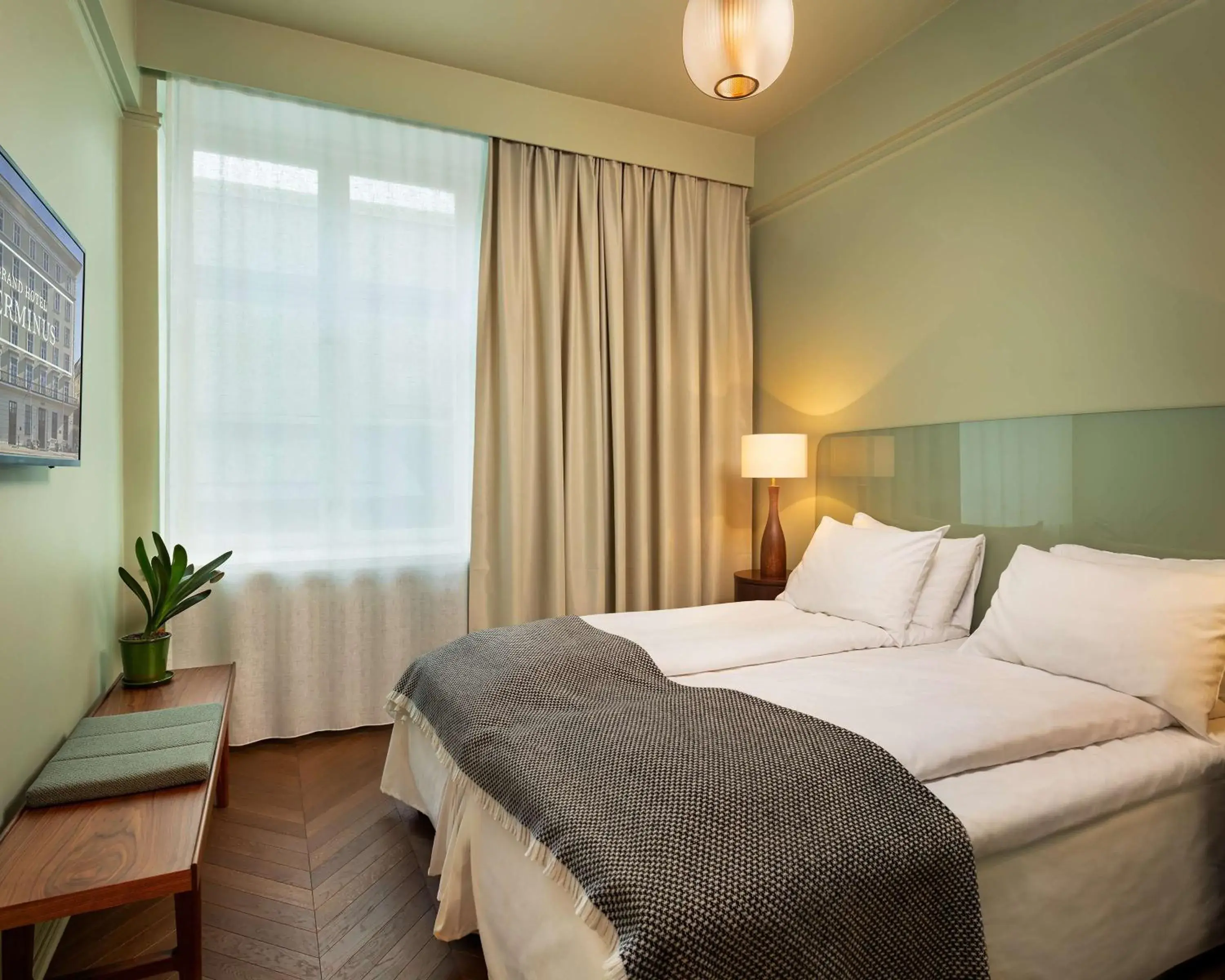 Photo of the whole room, Bed in Grand Hotel Terminus Photo of the whole room, Bed in Grand Hotel Terminus