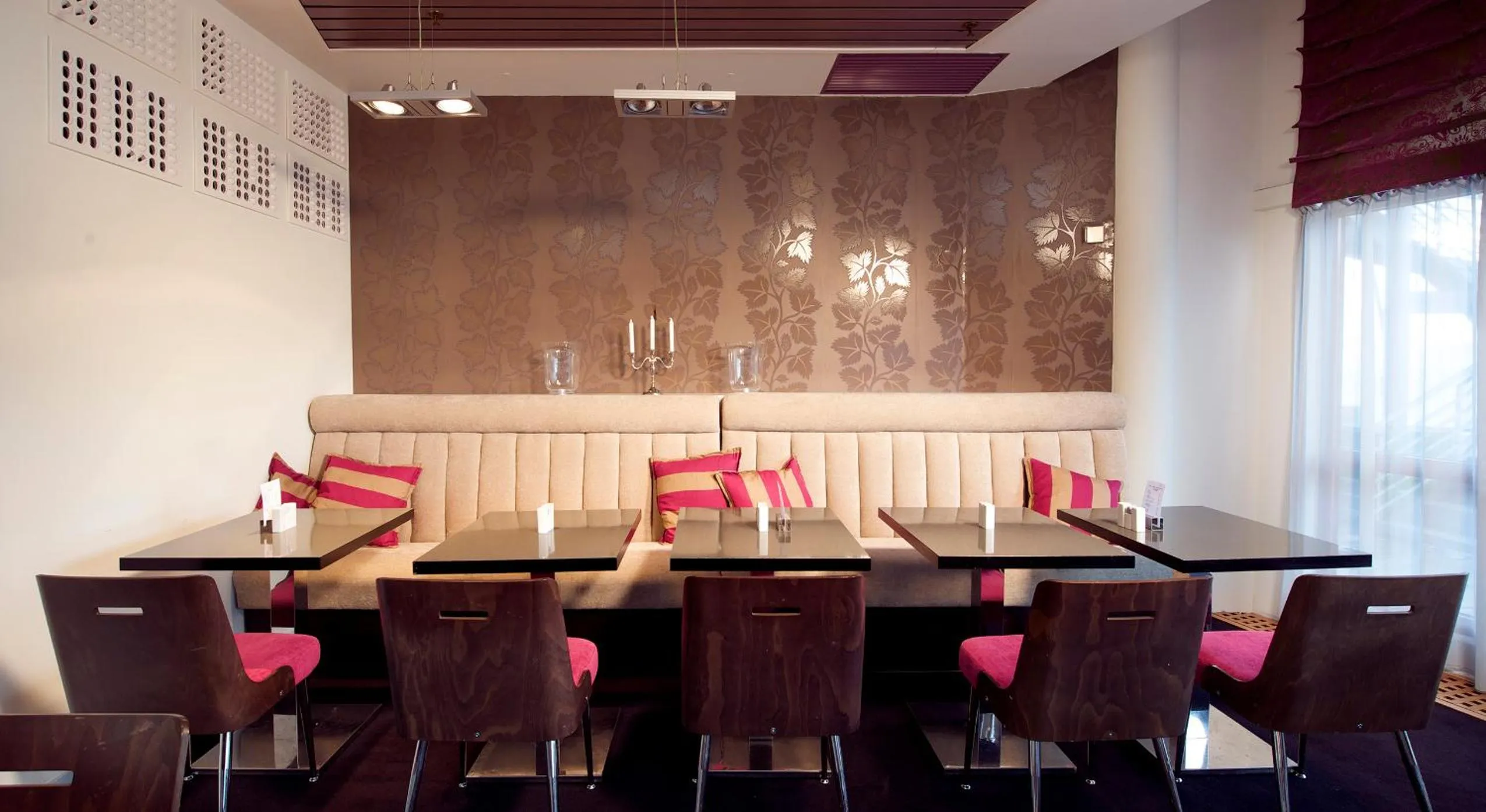 Restaurant/places to eat in Home Hotel Arcticus