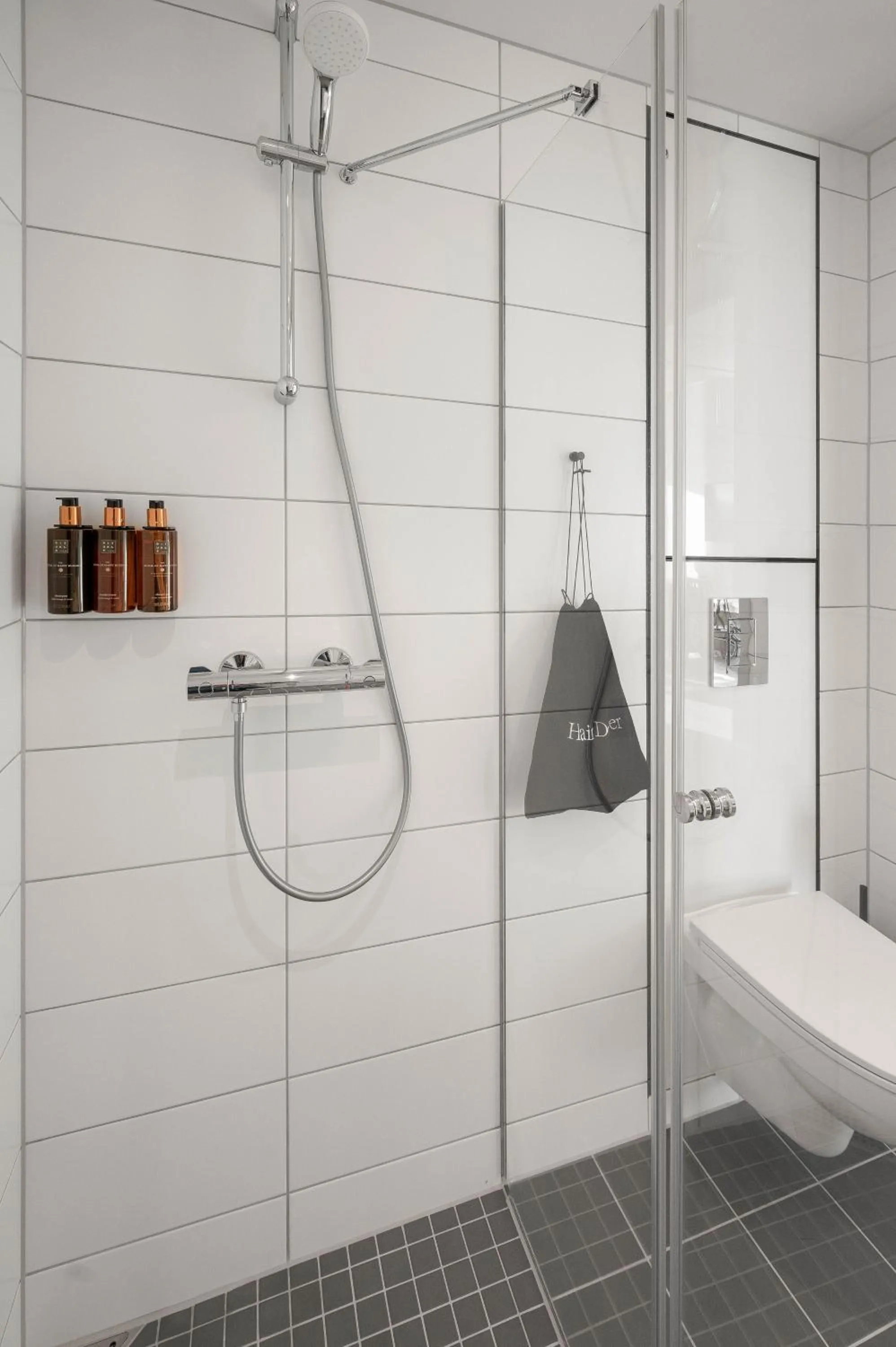 Shower in Home Hotel Arcticus