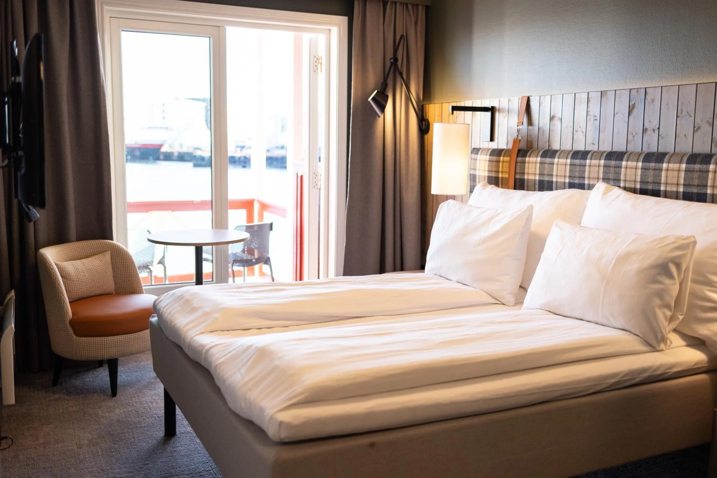 Photo of the whole room, Bed in Scandic Svolvær