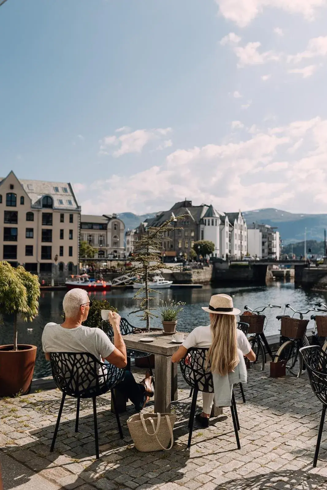 Restaurant/places to eat in Hotel Brosundet Restaurant/places to eat in Hotel Brosundet