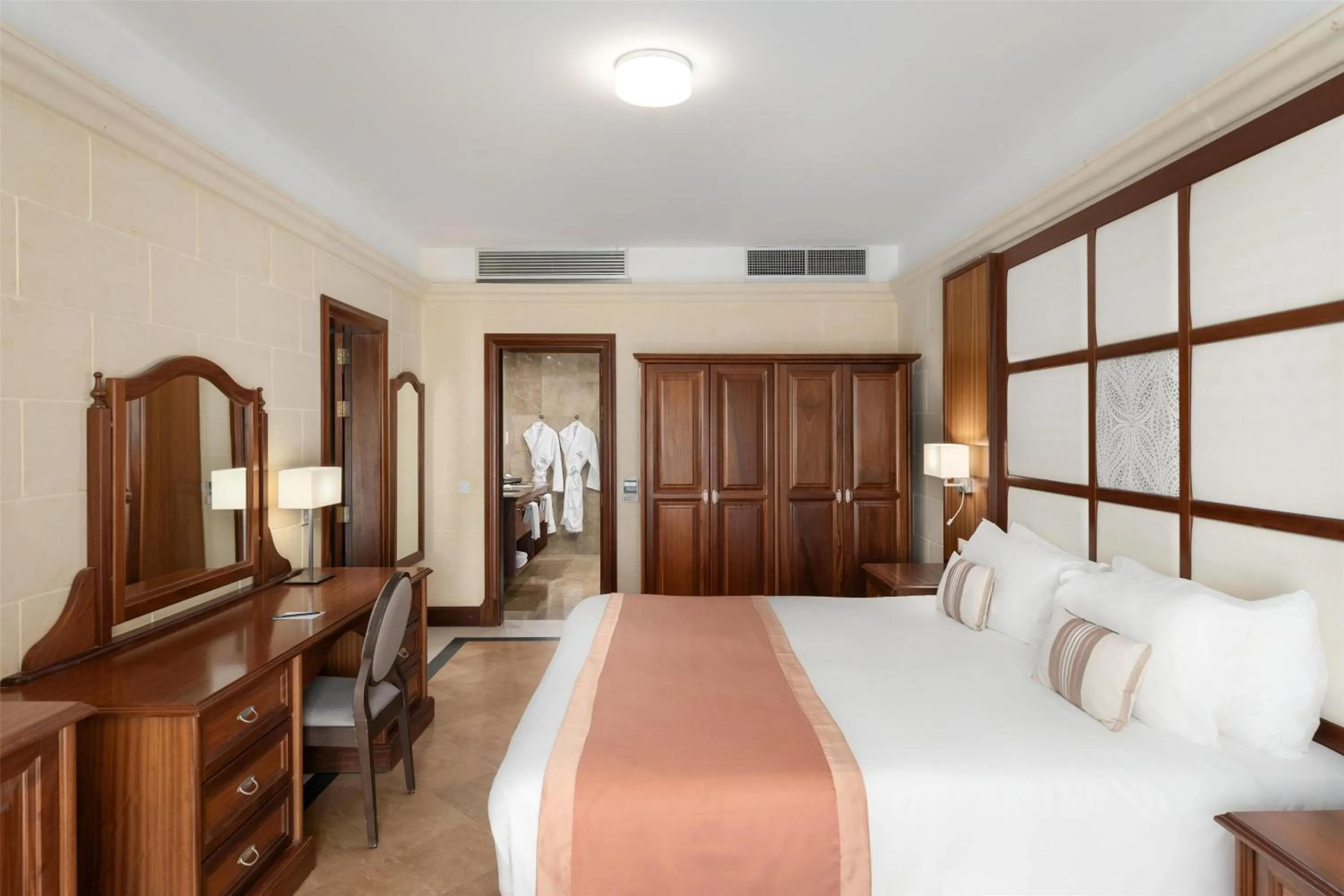 Photo of the whole room, Bed in Kempinski Hotel San Lawrenz