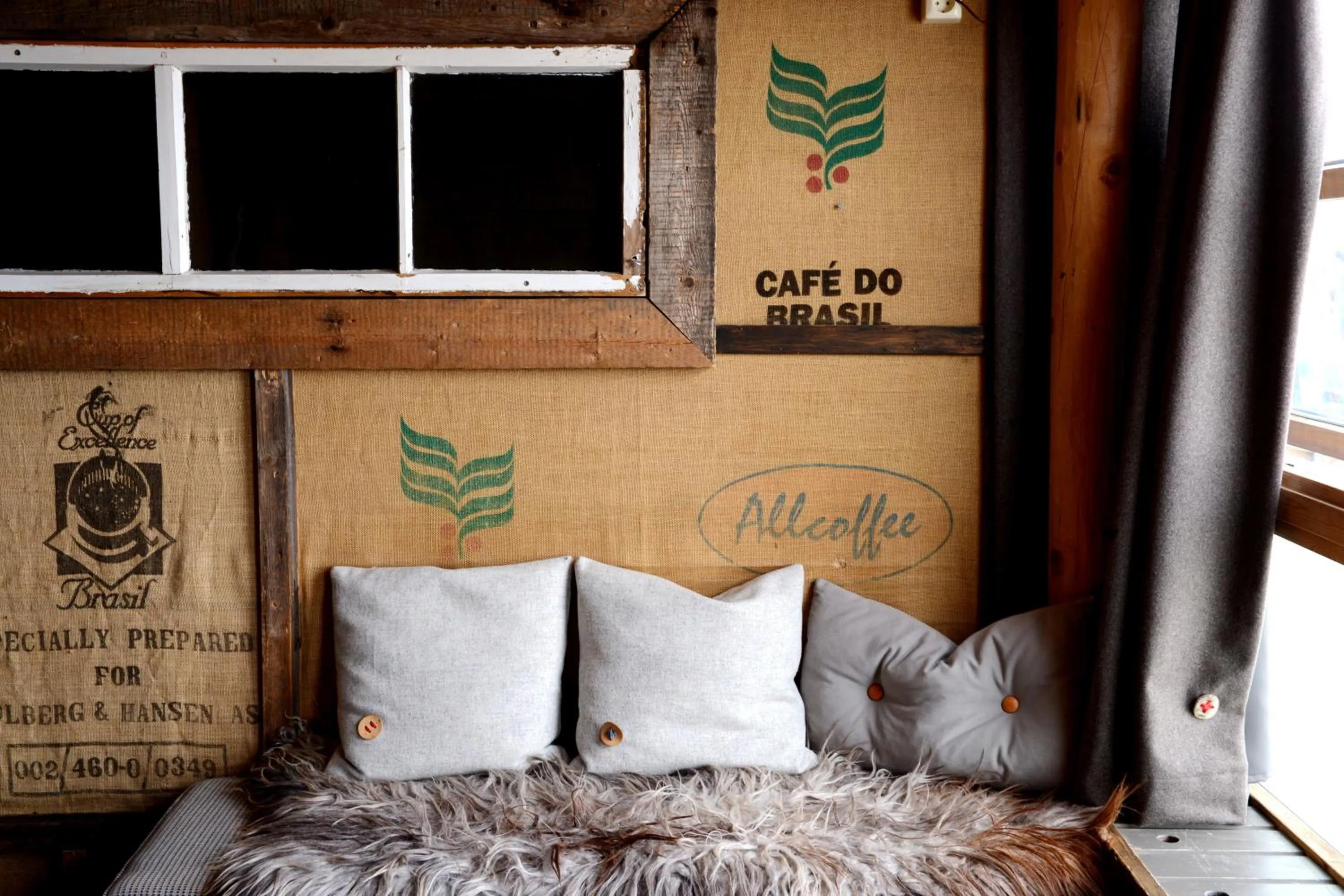 Seating area, Bed in Basecamp Hotel