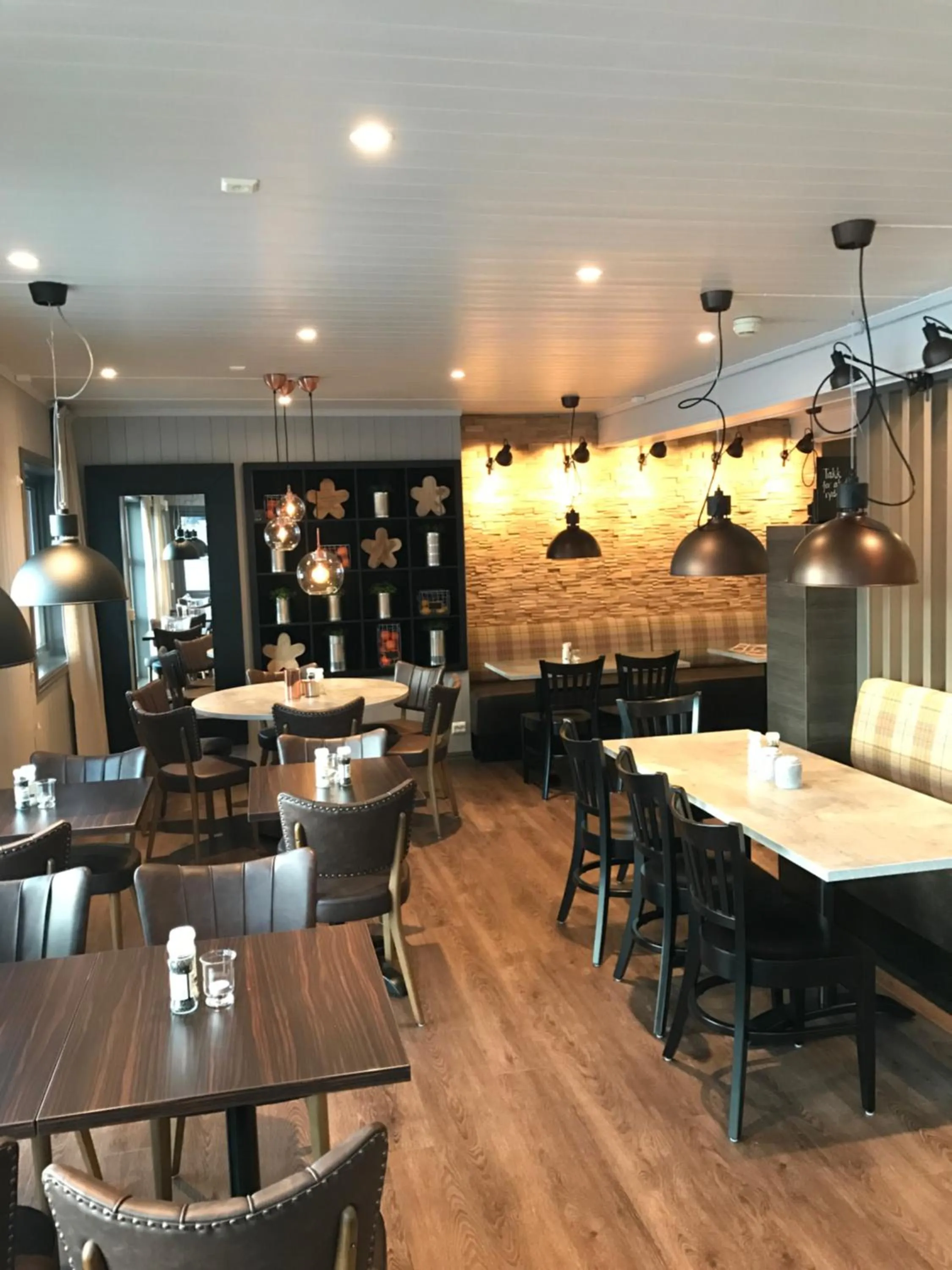 Restaurant/places to eat in Lampeland Hotel