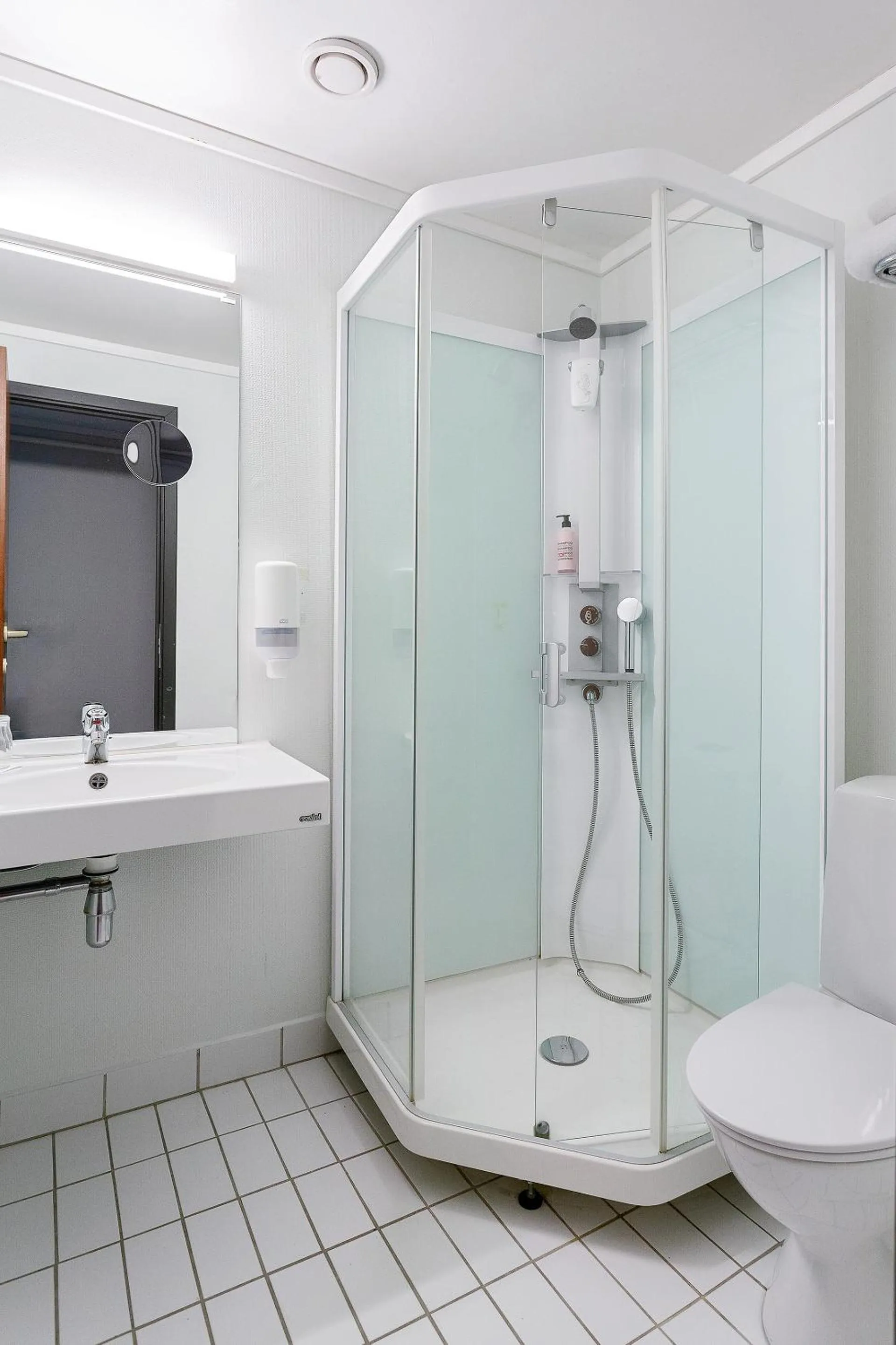 Shower in Aiden by Best Western Haugesund Airport