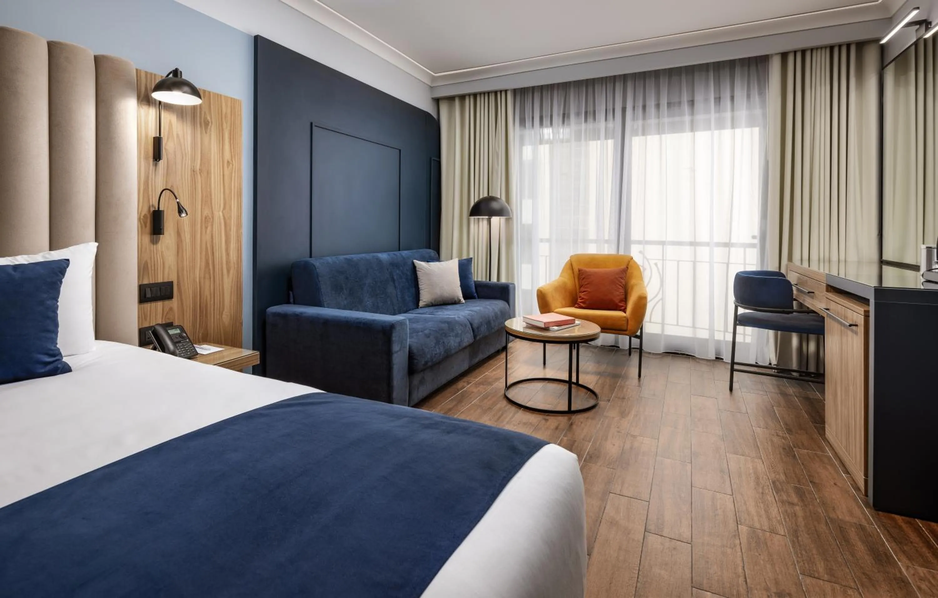 Property building, Bed in Vivaldi Hotel