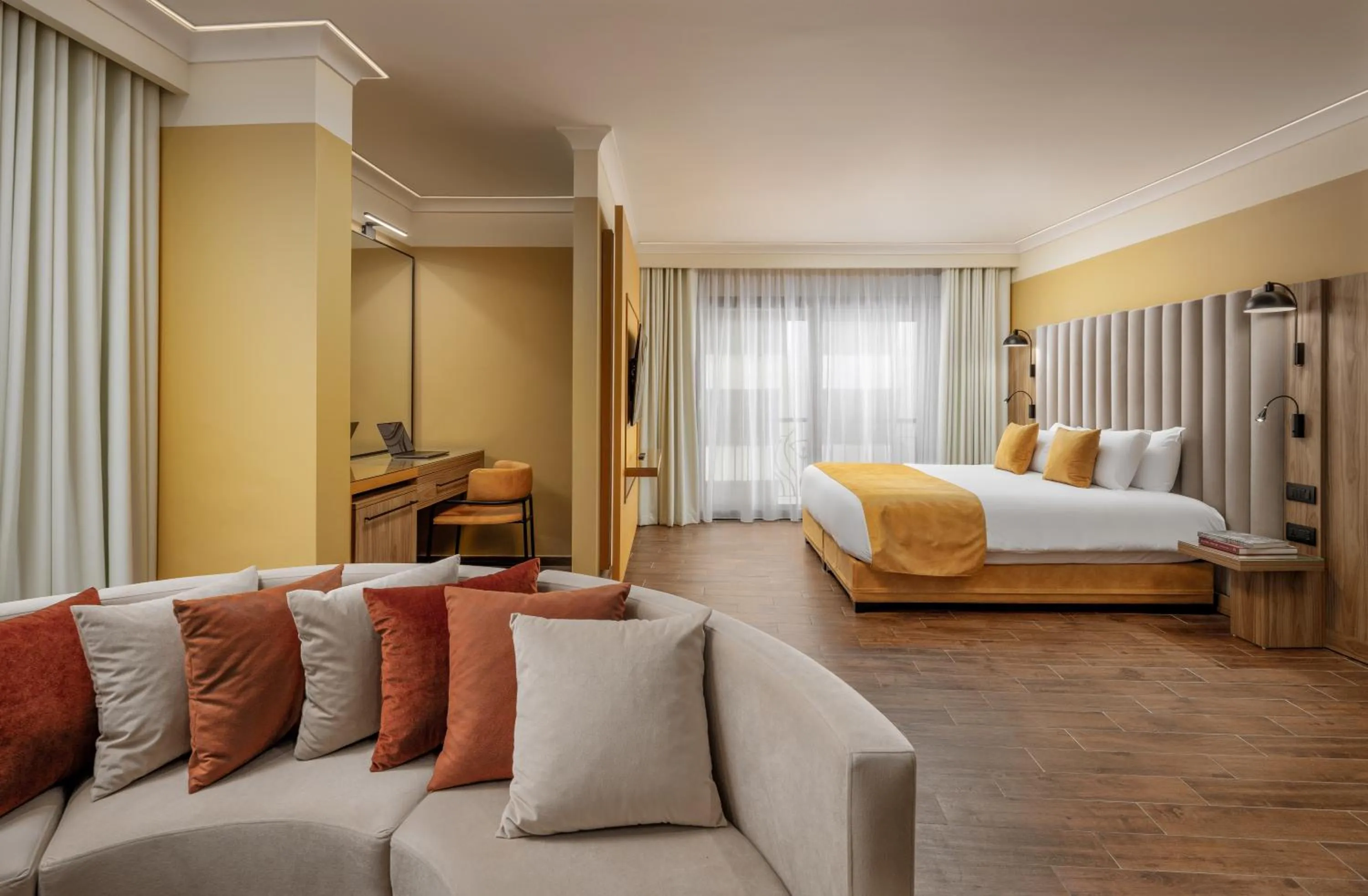 Property building, Bed in Vivaldi Hotel