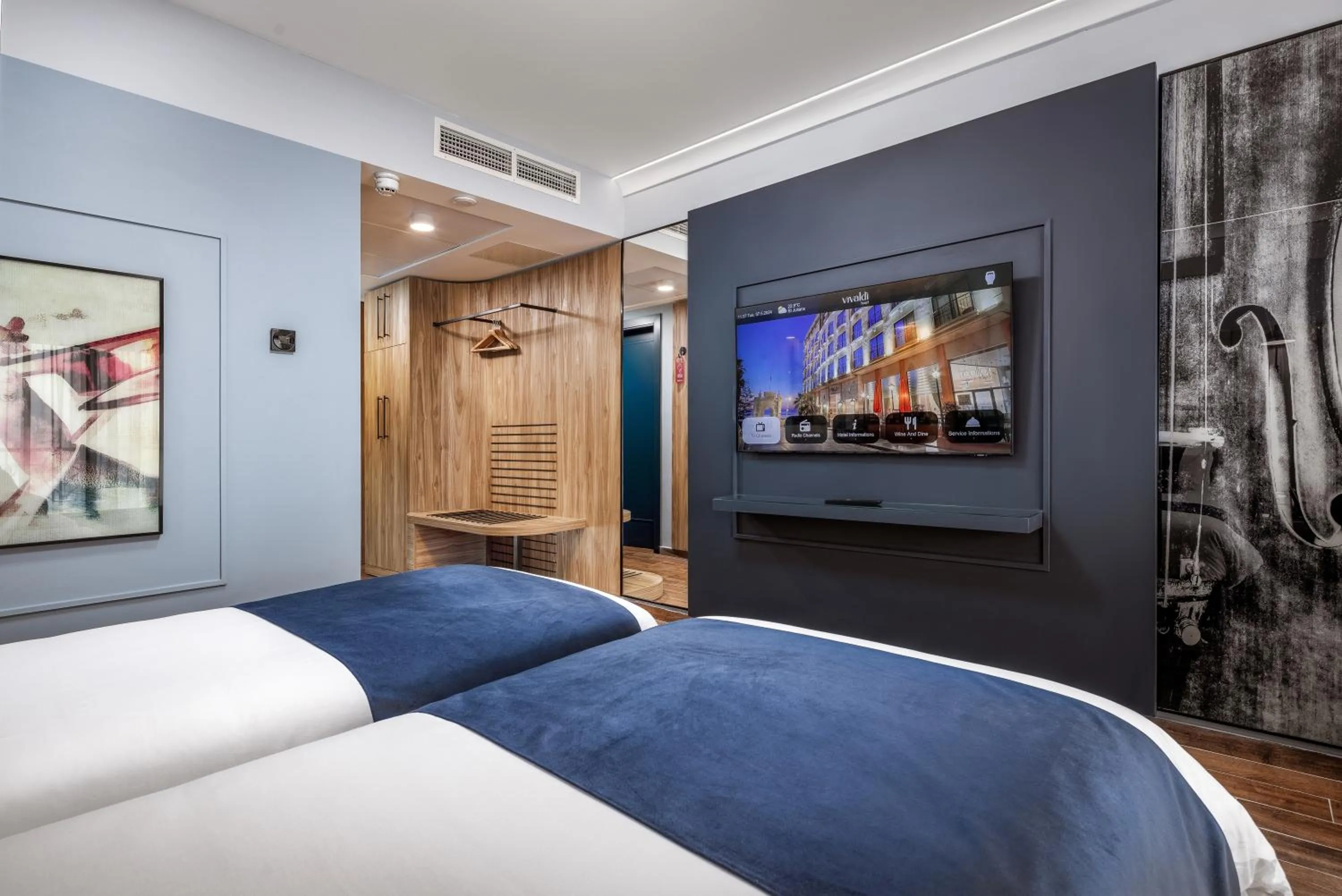 Property building, Bed in Vivaldi Hotel