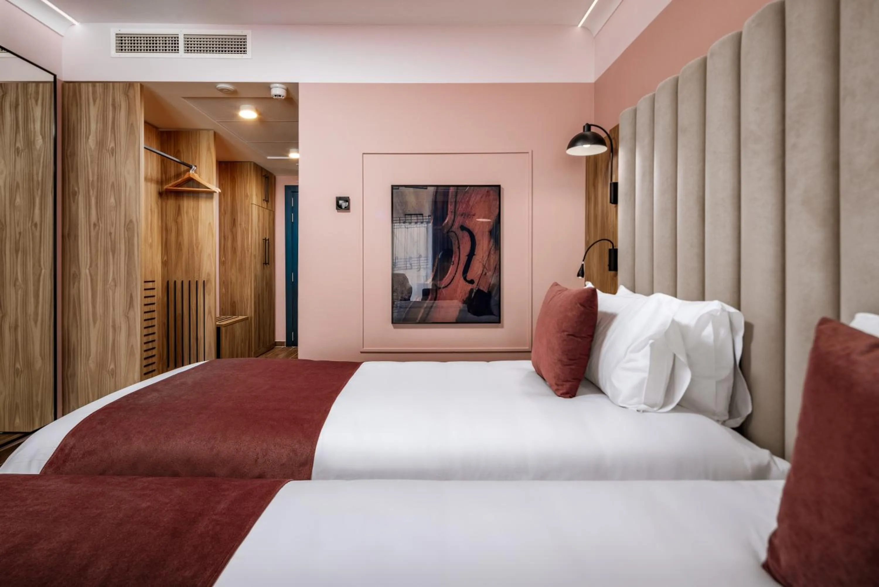 Property building, Bed in Vivaldi Hotel