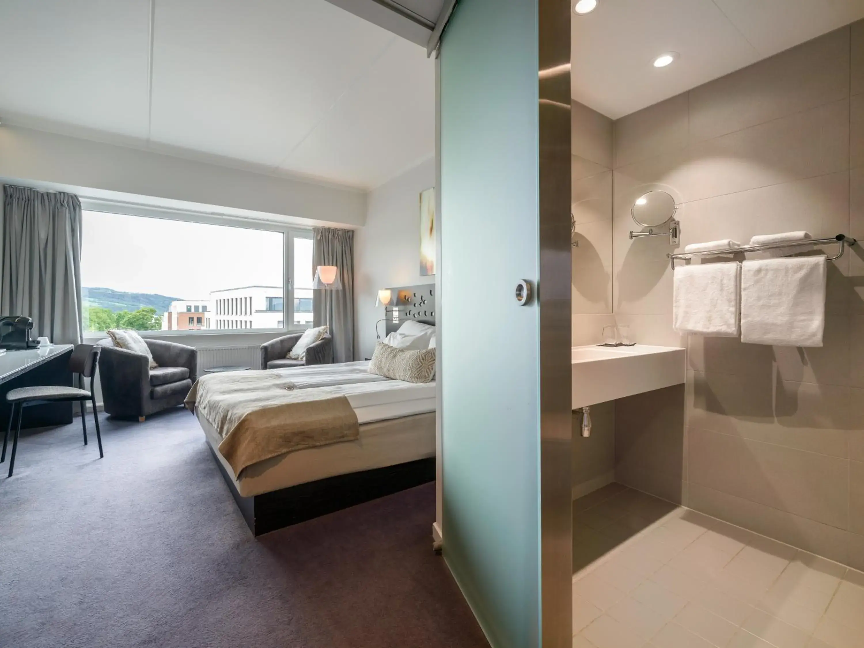 Bathroom, Bed in Quality Hotel Strand Gjøvik Bathroom, Bed in Quality Hotel Strand Gjøvik